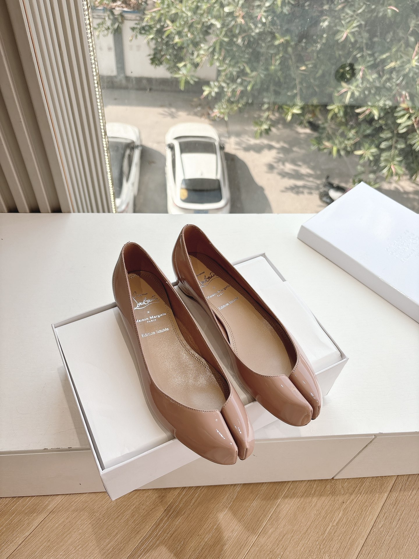 크리스찬 루부탱 X 메종 마르지엘라 콜라보레이션 플랫 슈즈 발레 단화