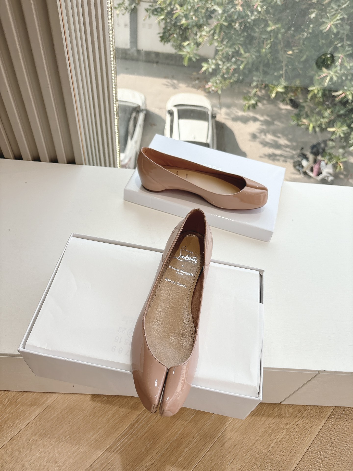 크리스찬 루부탱 X 메종 마르지엘라 콜라보레이션 플랫 슈즈 발레 단화