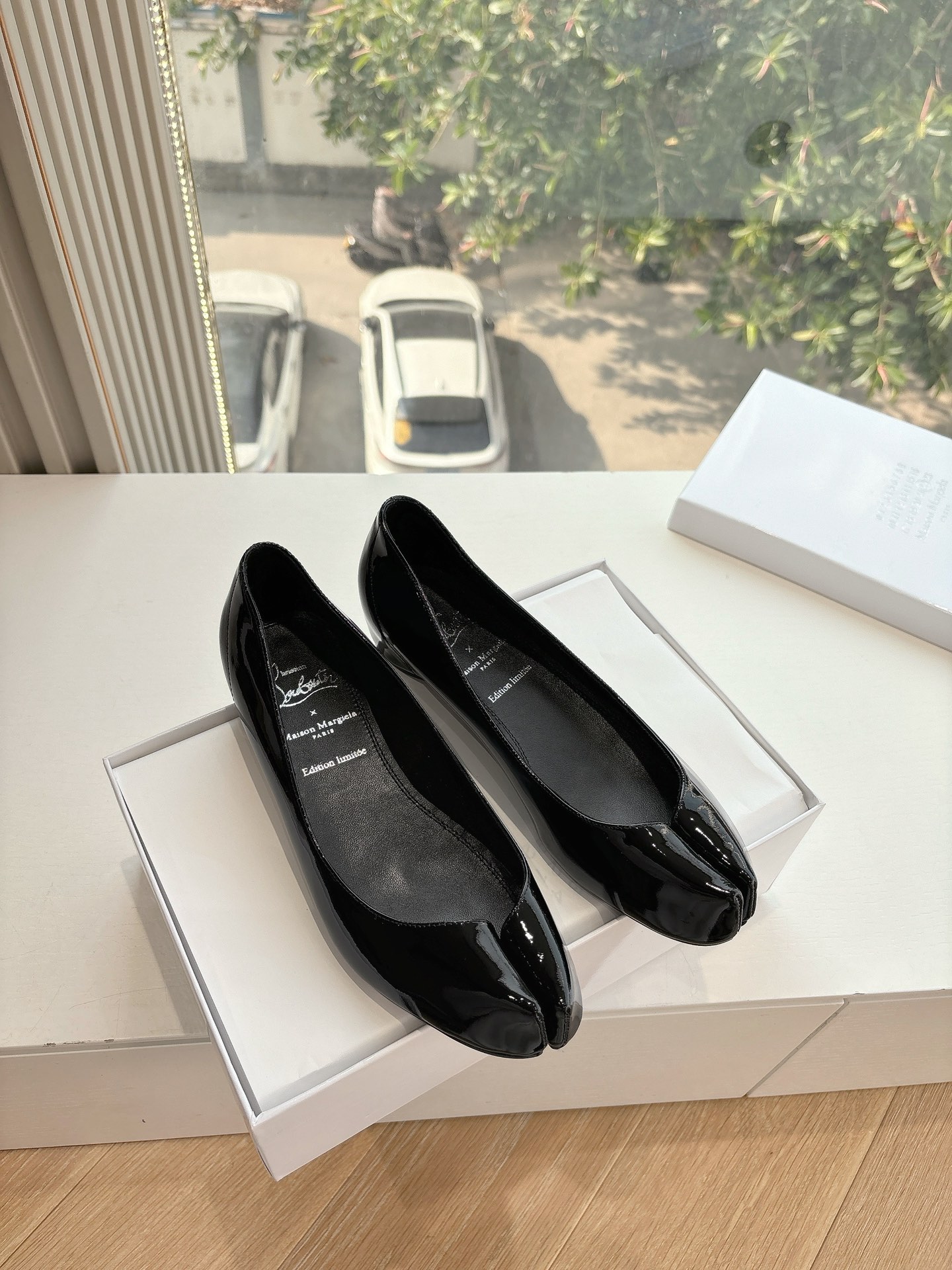 크리스찬 루부탱 X 메종 마르지엘라 콜라보레이션 플랫 슈즈 발레 단화