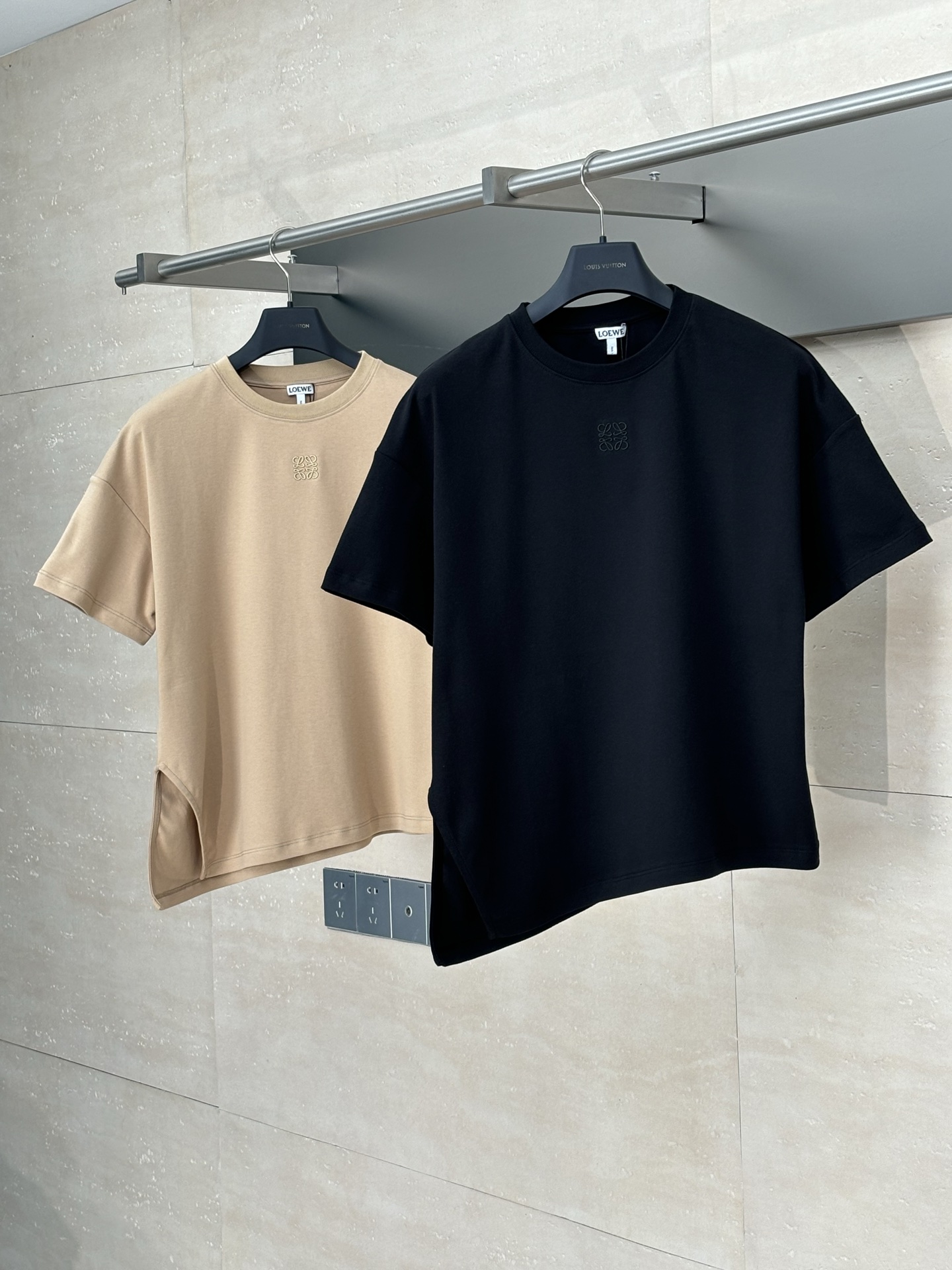 Loewe 로에베 자수 비대칭 라운드넥 반팔 티셔츠 의류