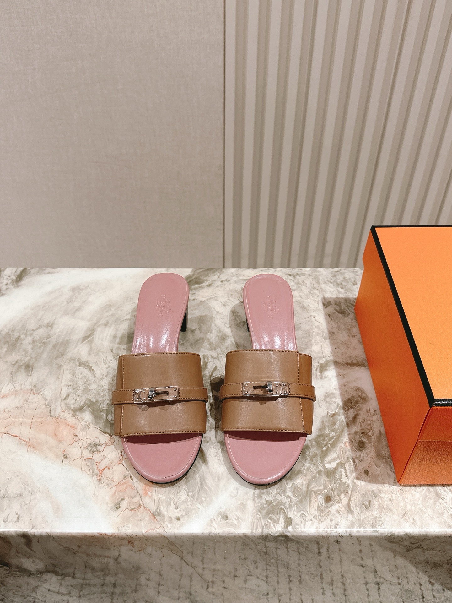 Hermes 에르메스 켈리 버클 플랫 굽 슬리퍼 샌들 신발