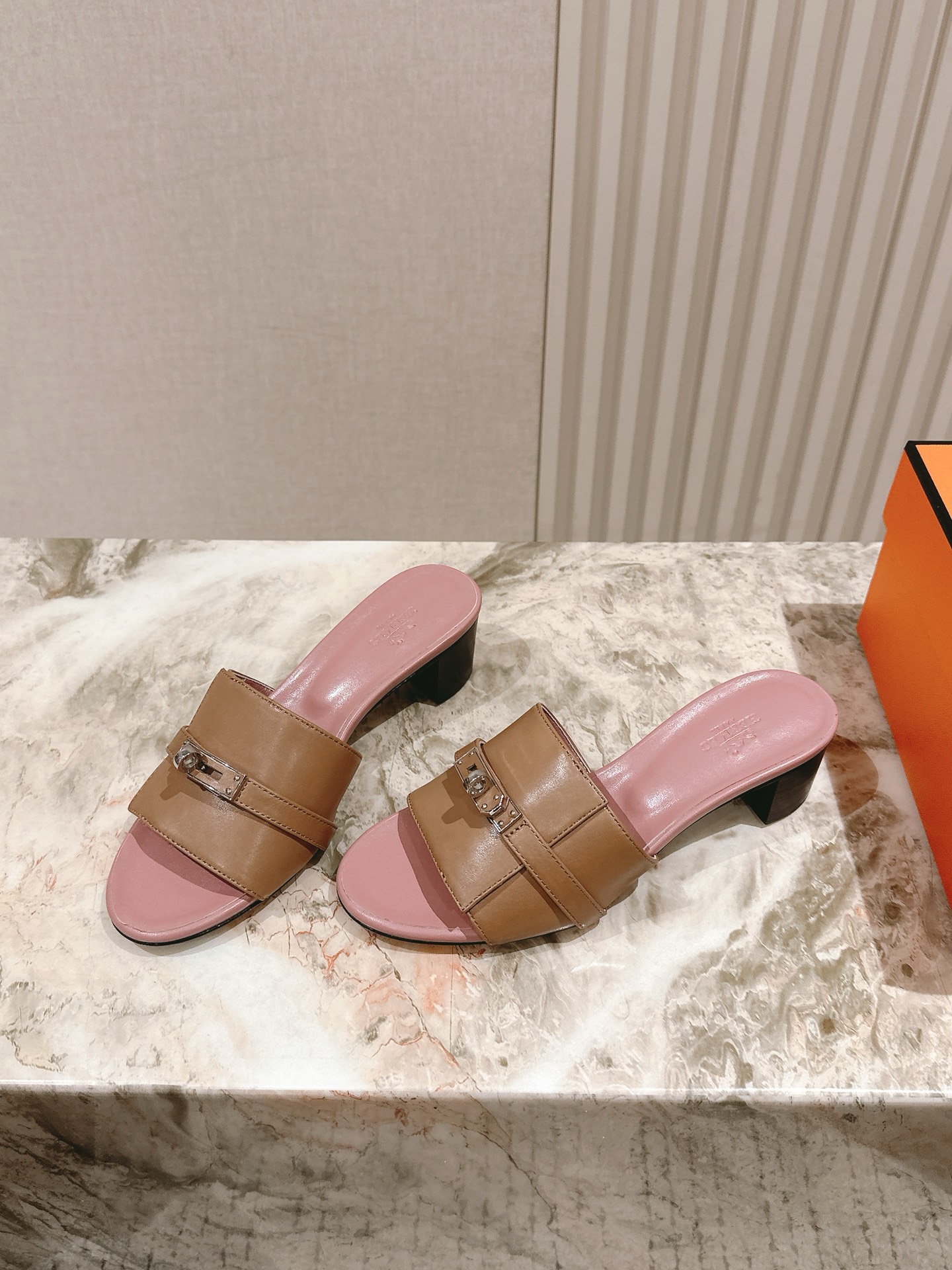 Hermes 에르메스 켈리 버클 플랫 굽 슬리퍼 샌들 신발