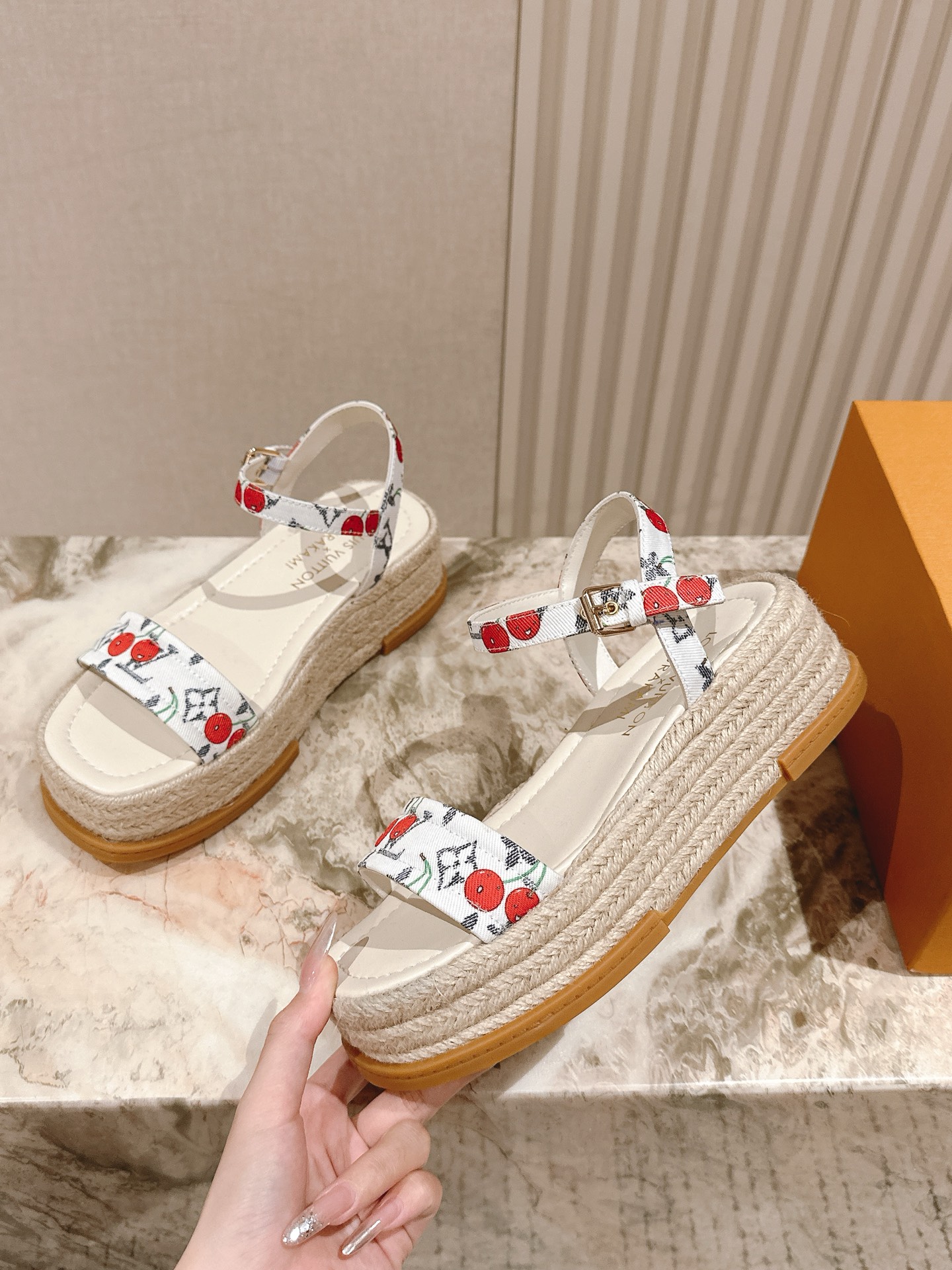 LV 루이비통 통굽 페이턴트 가죽 플랫폼 샌들 신발