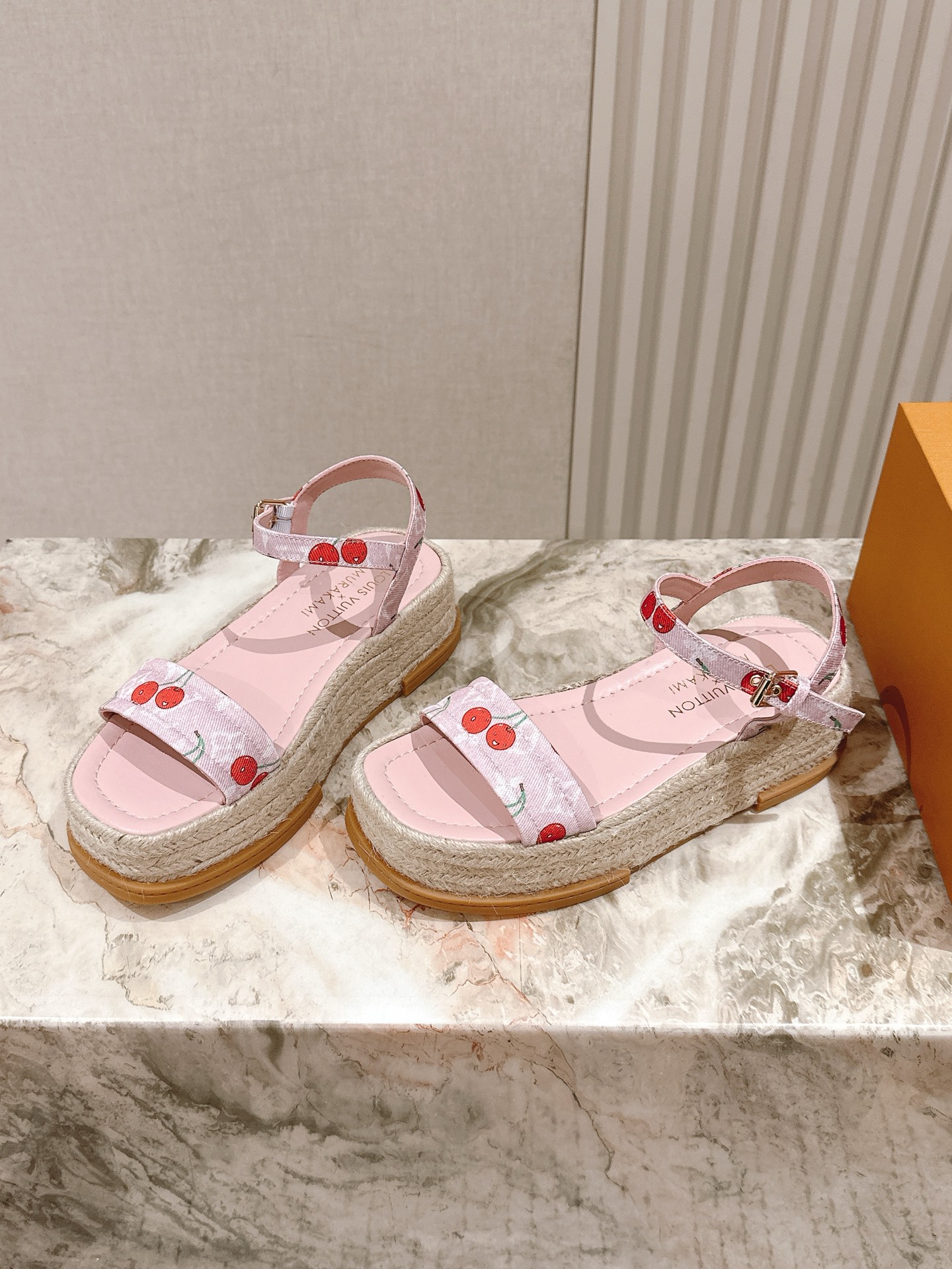 LV 루이비통 통굽 페이턴트 가죽 플랫폼 샌들 신발