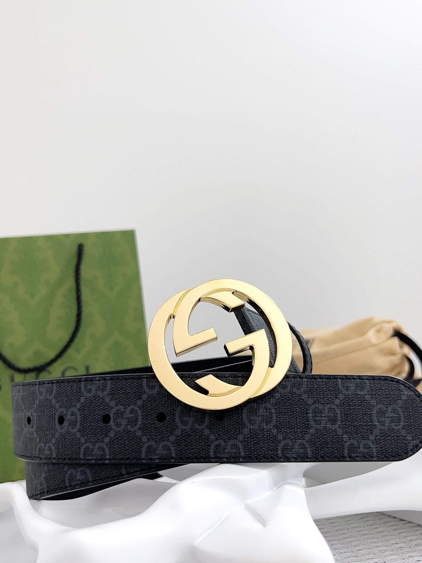 GUCCI 구찌 남성용 PVC + 가죽 GG 로고 벨트