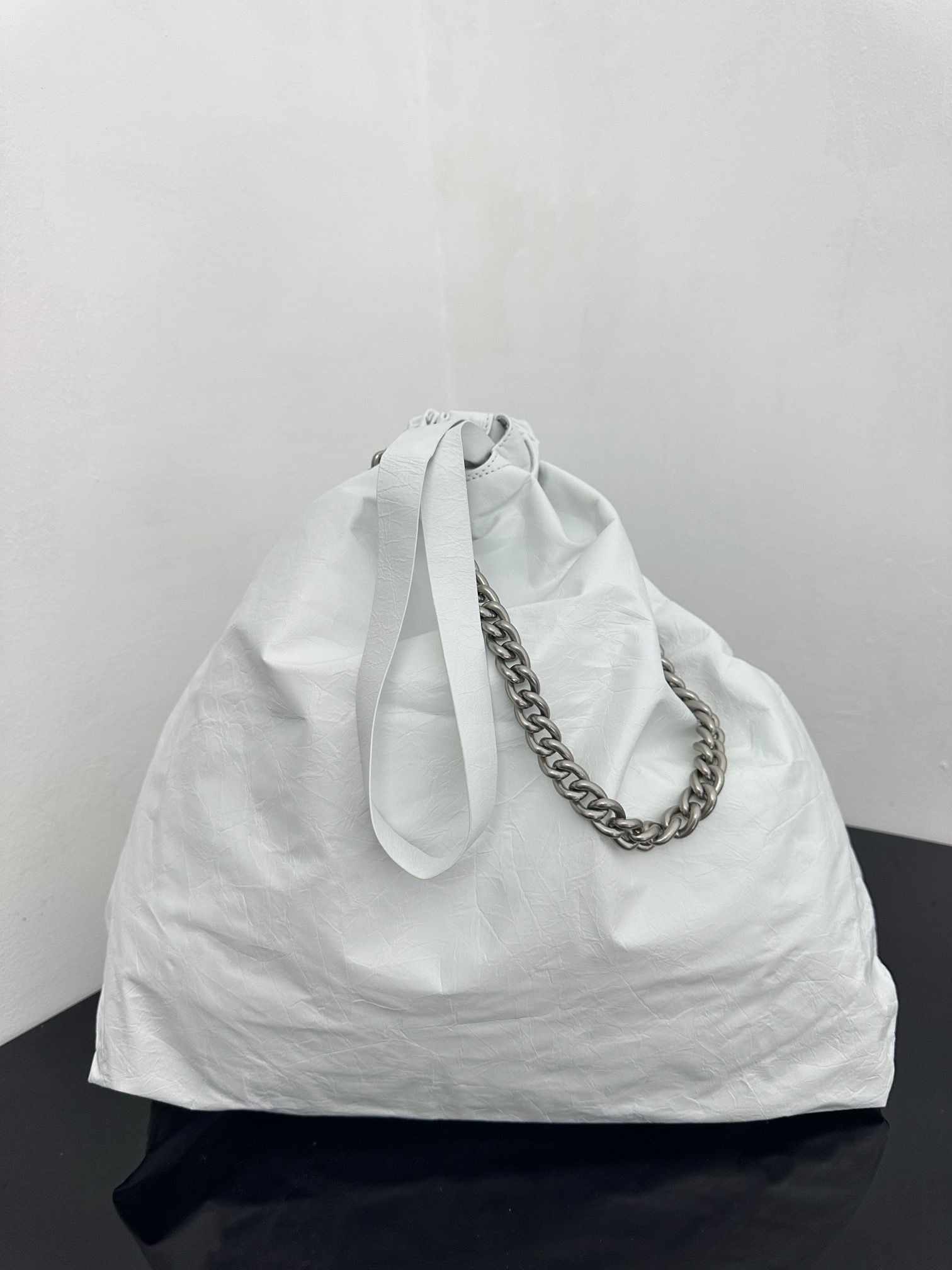 Balenciaga 발렌시아가 크러시 토트백 라지 (화이트 주름) 가방