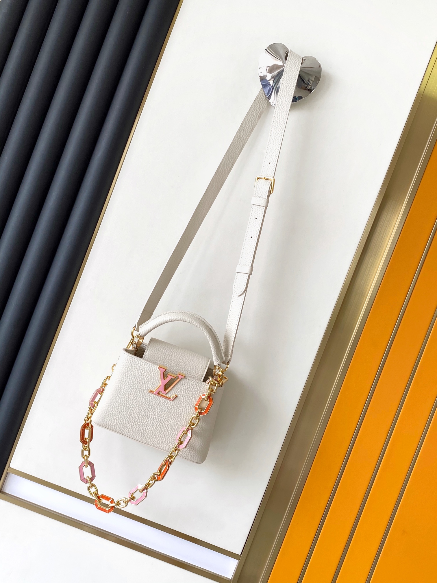 LV 루이비통 카퓌신 mini 체인백 토트백 가방