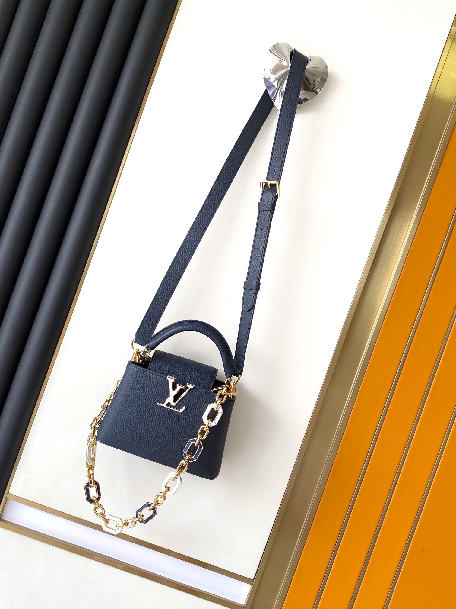 LV 루이비통 카퓌신 mini 체인백 토트백 가방