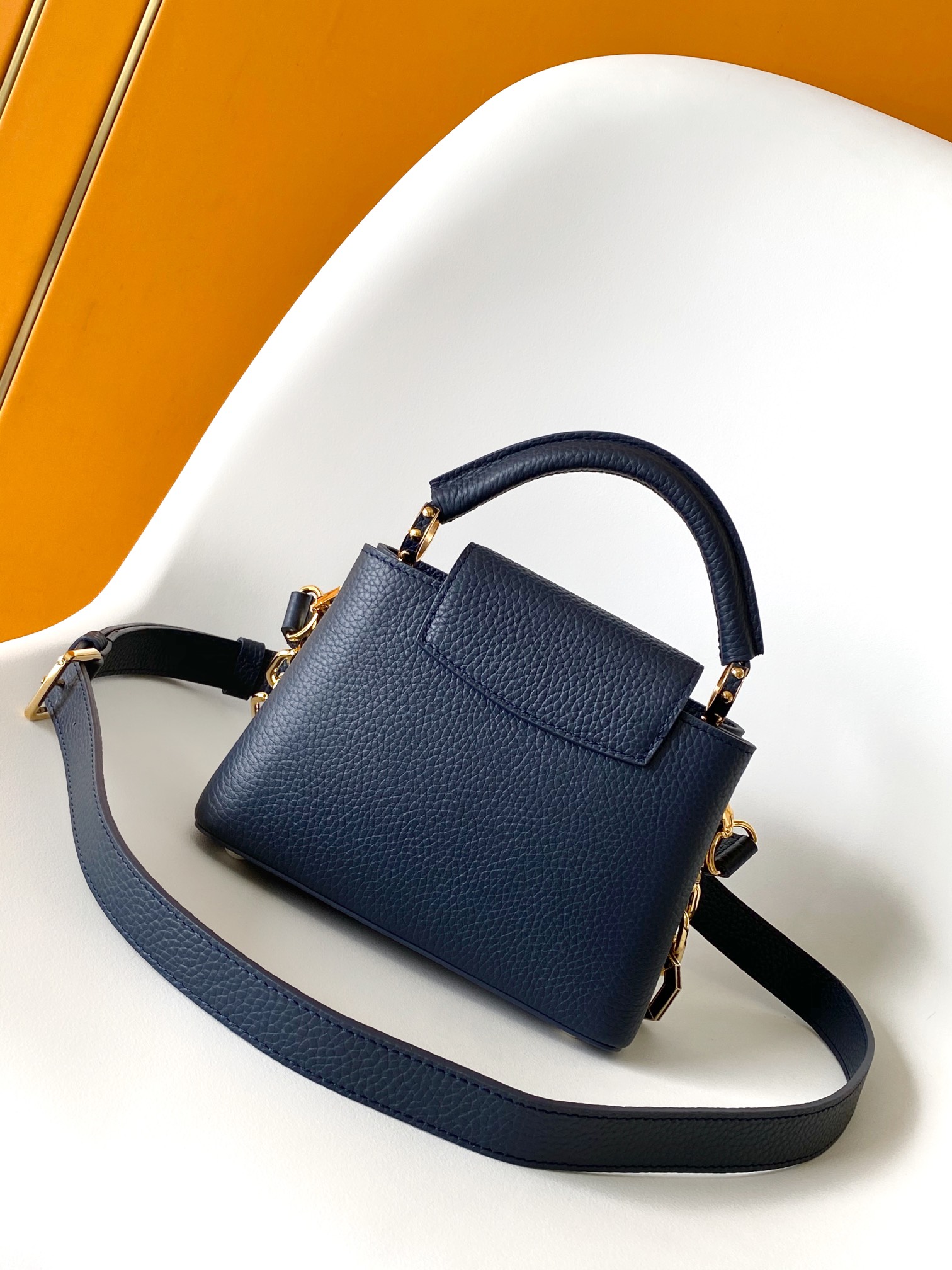 LV 루이비통 카퓌신 mini 체인백 토트백 가방