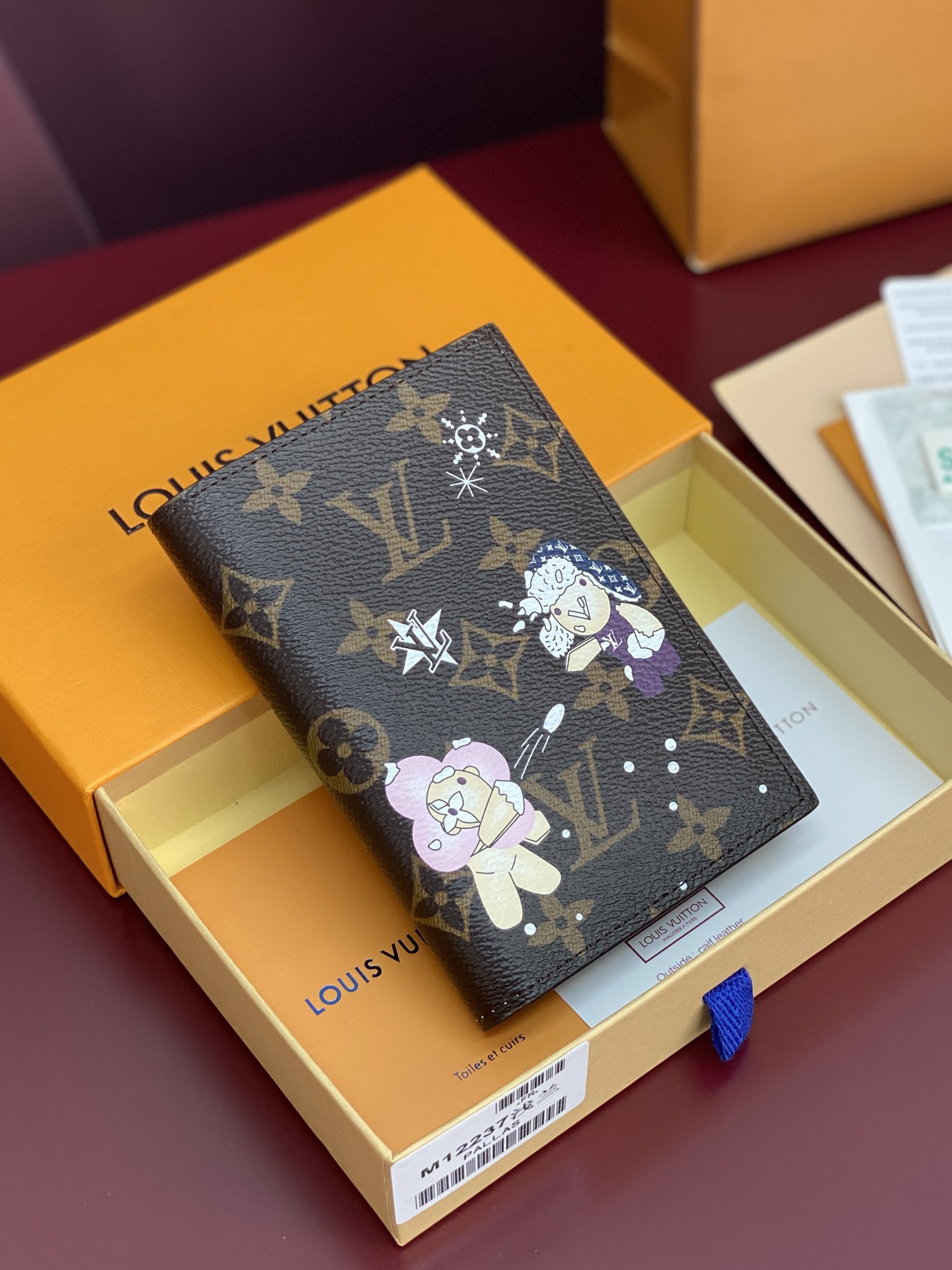 LV 루이비통 M12237 스노우쇼 패스포트 커버 – 라이트 블루 지갑