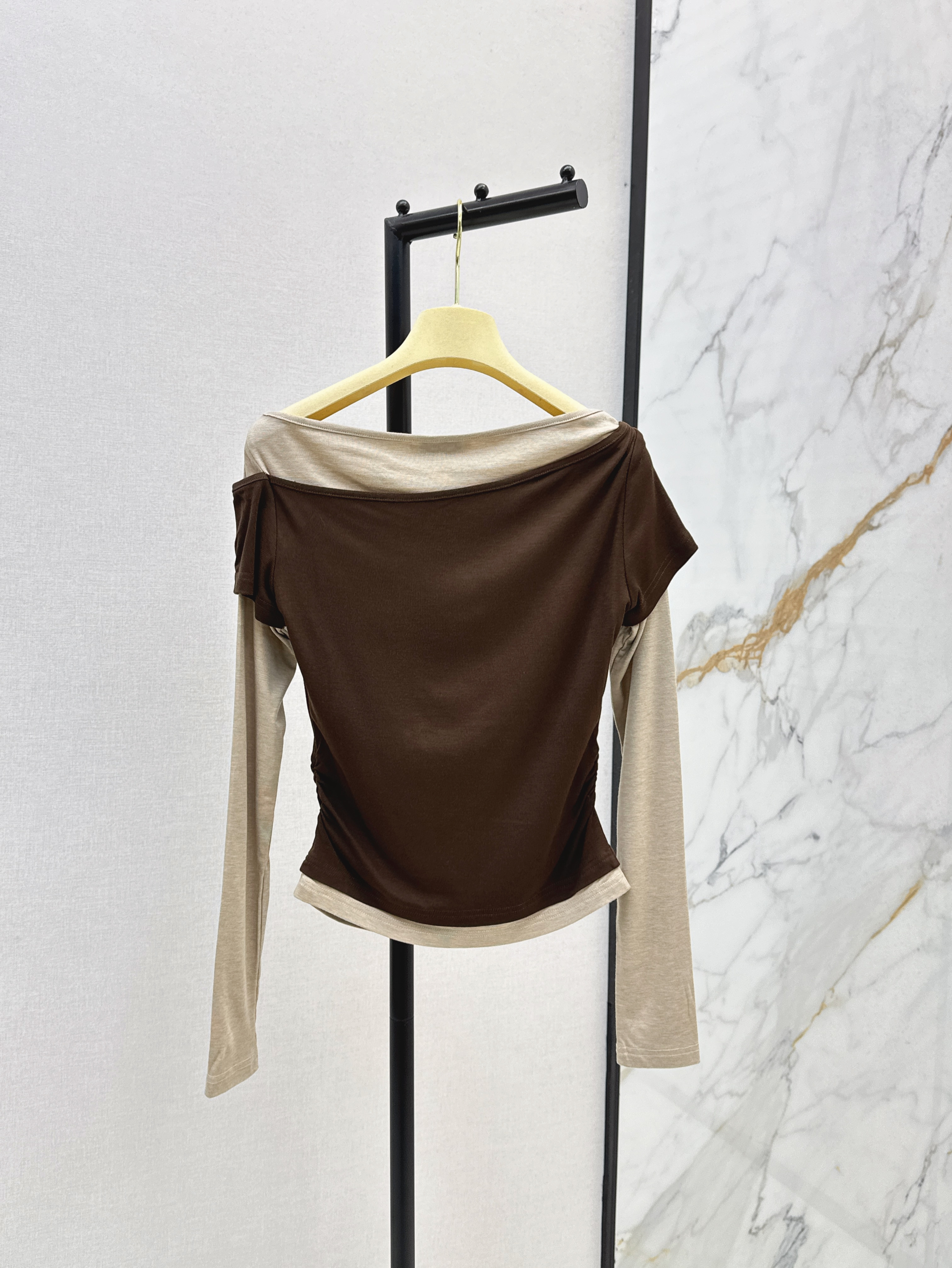 MIUMIU 미우미우 오프숄더 배색 로고 슬림핏 긴팔 티셔츠 의류