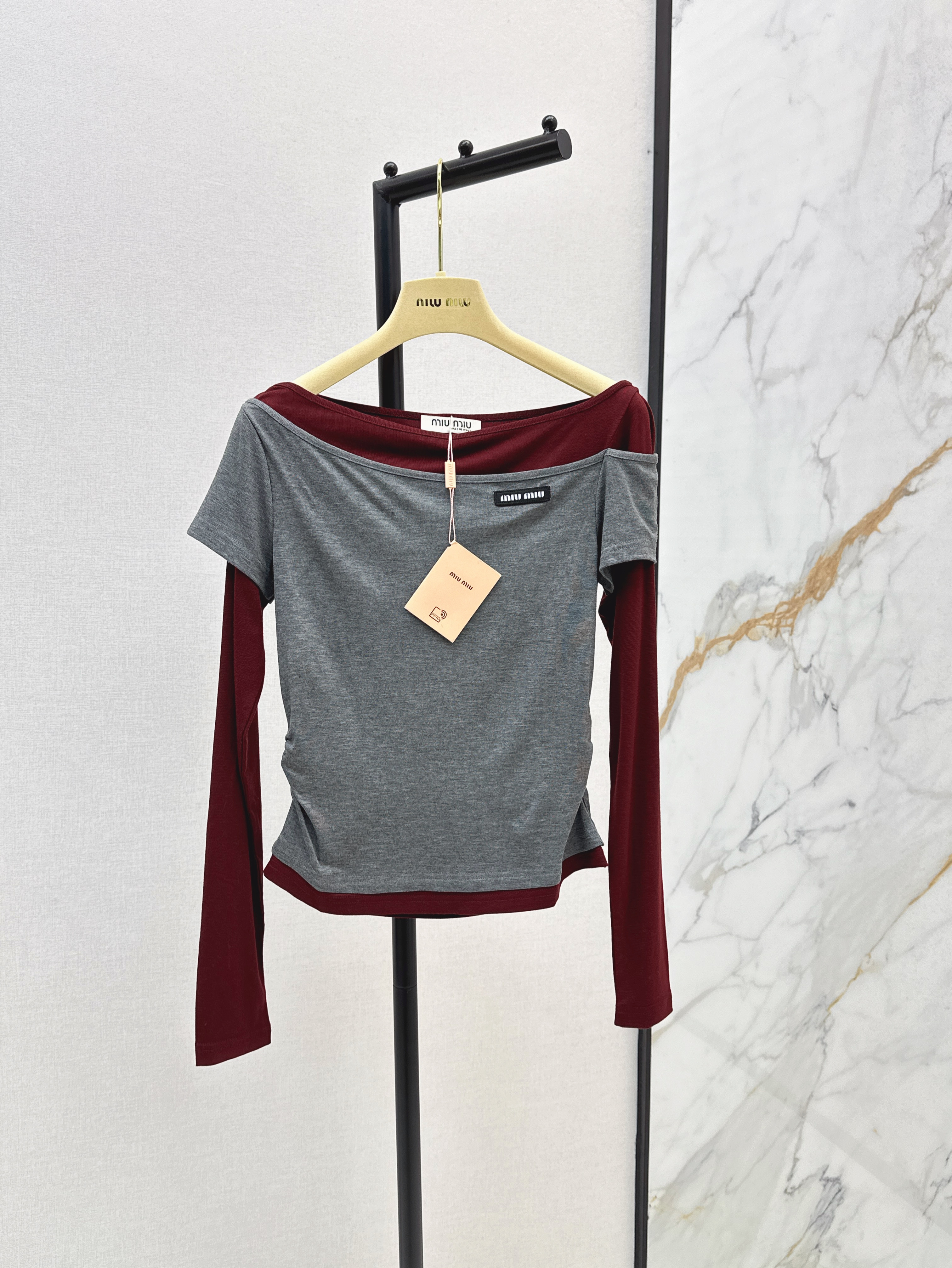 MIUMIU 미우미우 오프숄더 배색 로고 슬림핏 긴팔 티셔츠 의류