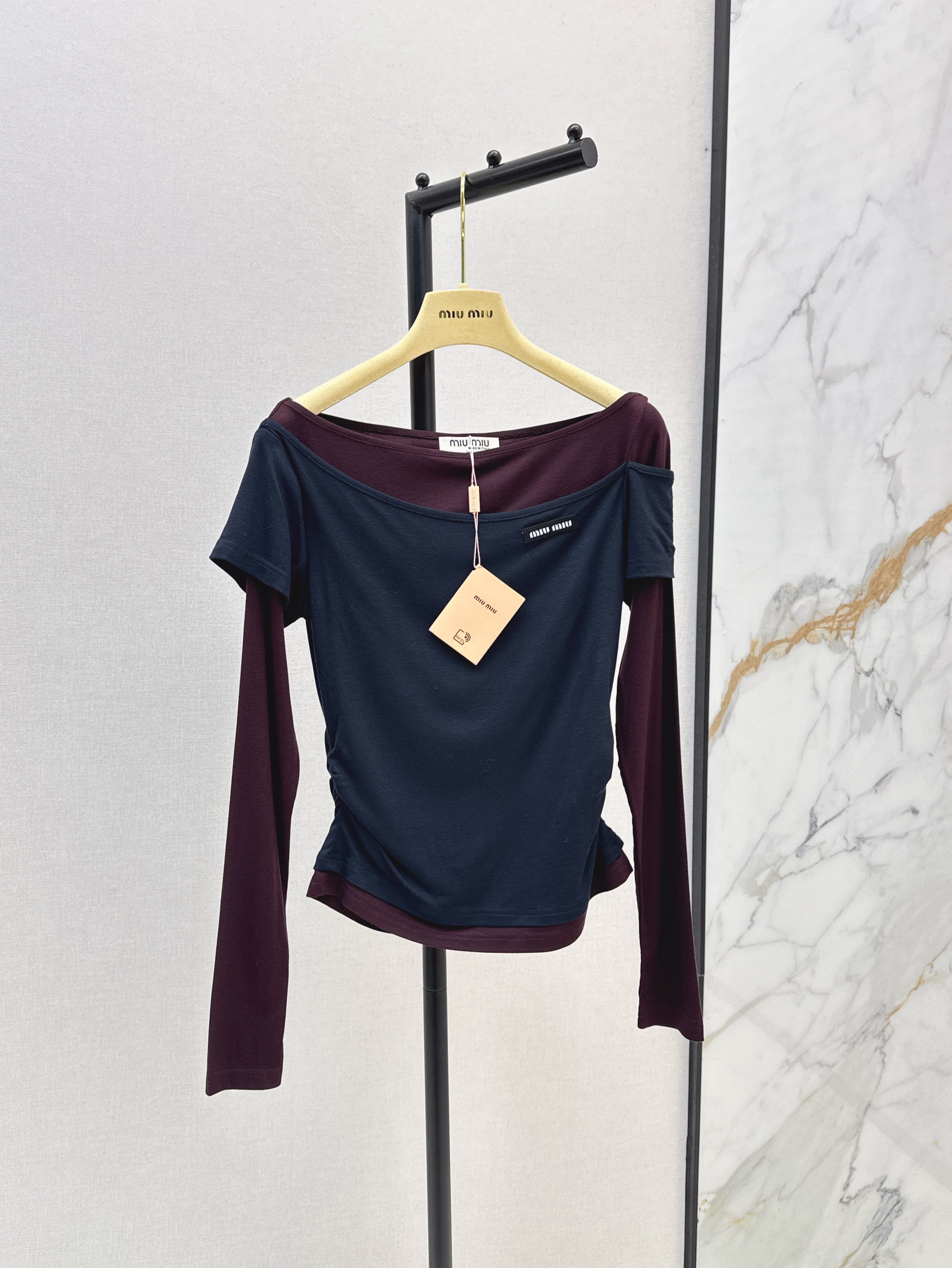MIUMIU 미우미우 오프숄더 배색 로고 슬림핏 긴팔 티셔츠 의류