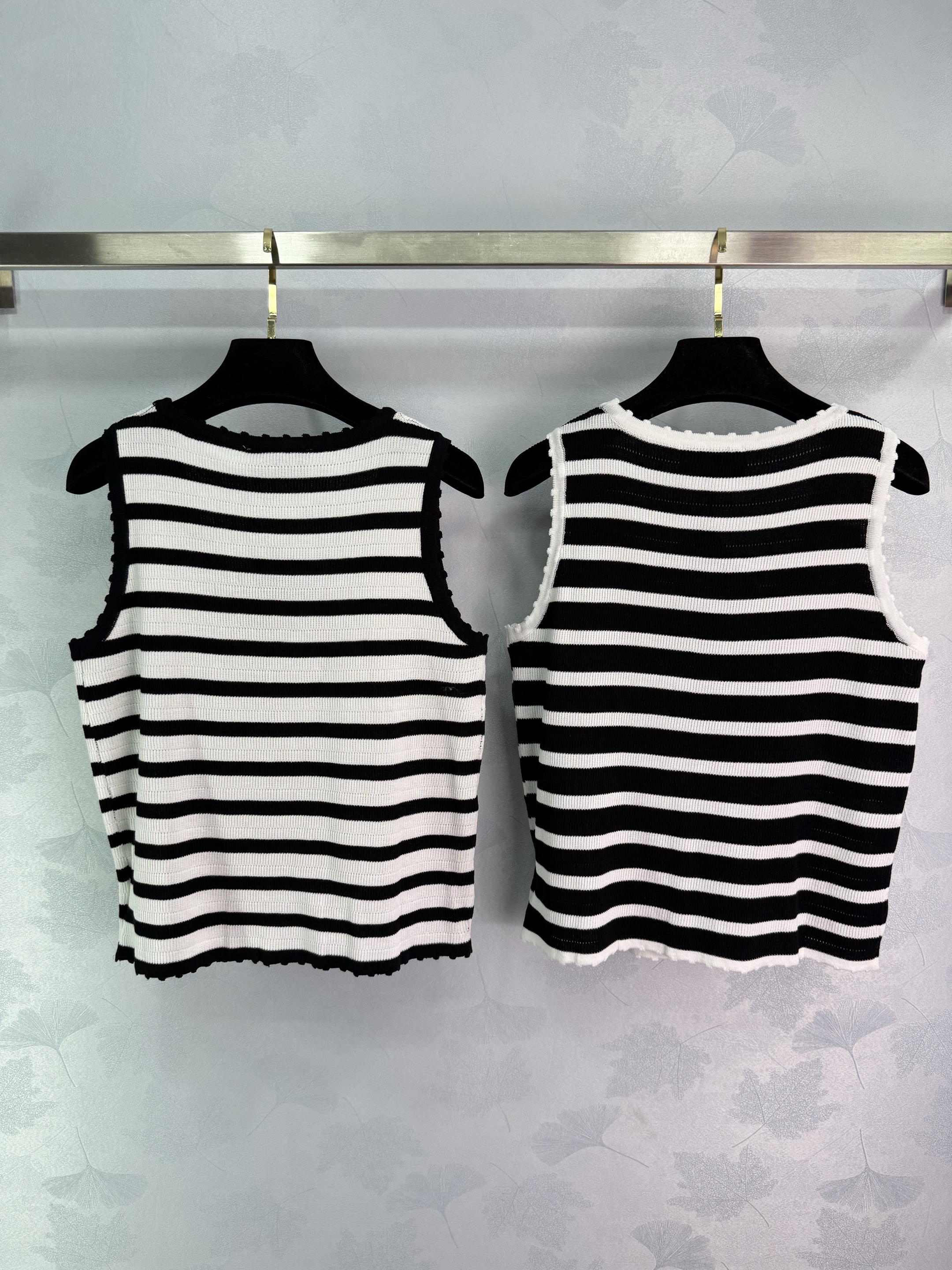 PRADA 프라다 블랙&화이트 스트라이프 민소매 니트 베스트 의류