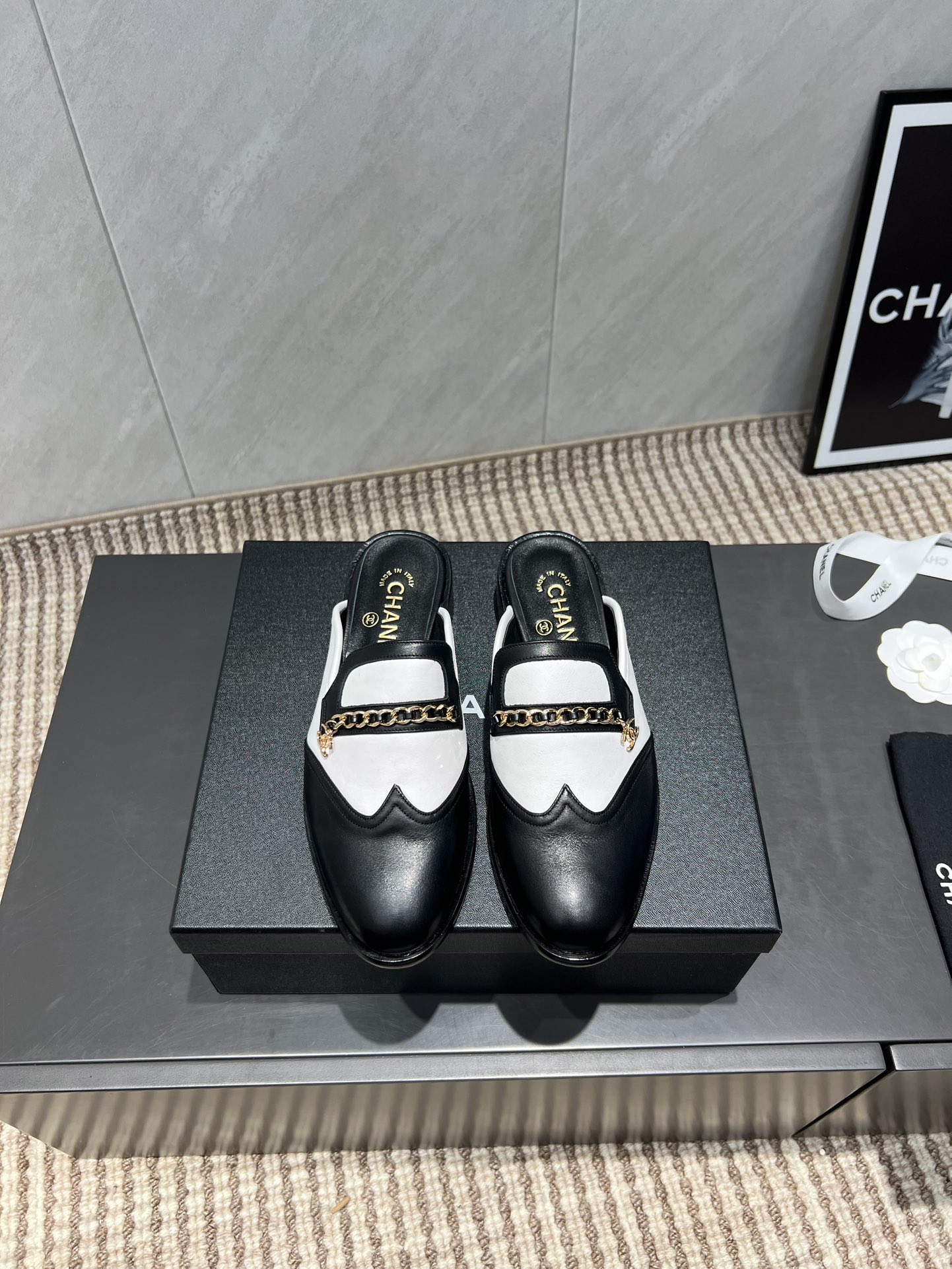 CHANEL 원형토 체인 로퍼 뮬 (반슬리퍼) 신발
