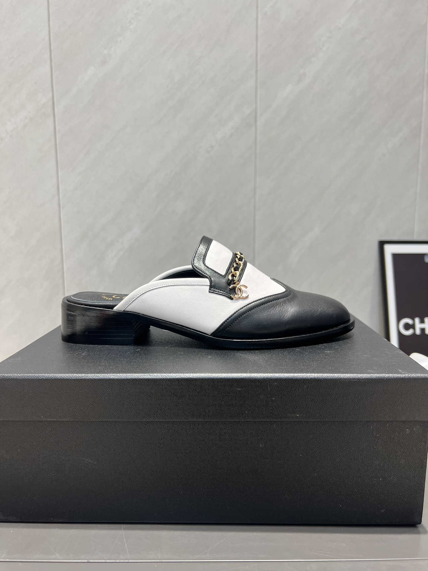 CHANEL 원형토 체인 로퍼 뮬 (반슬리퍼) 신발