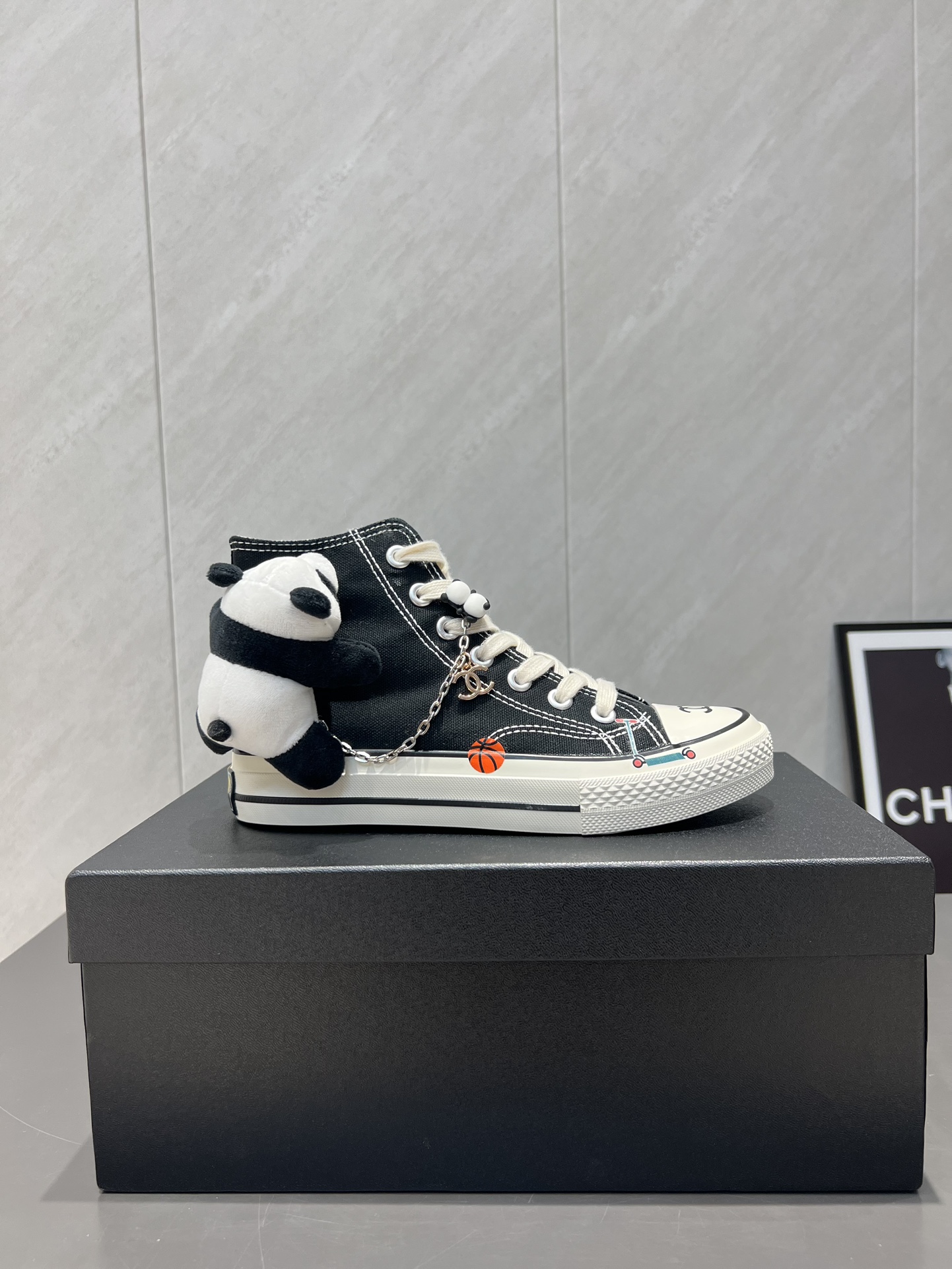 CHANEL 샤넬 체인 프린팅 하이탑 스니커즈 신발