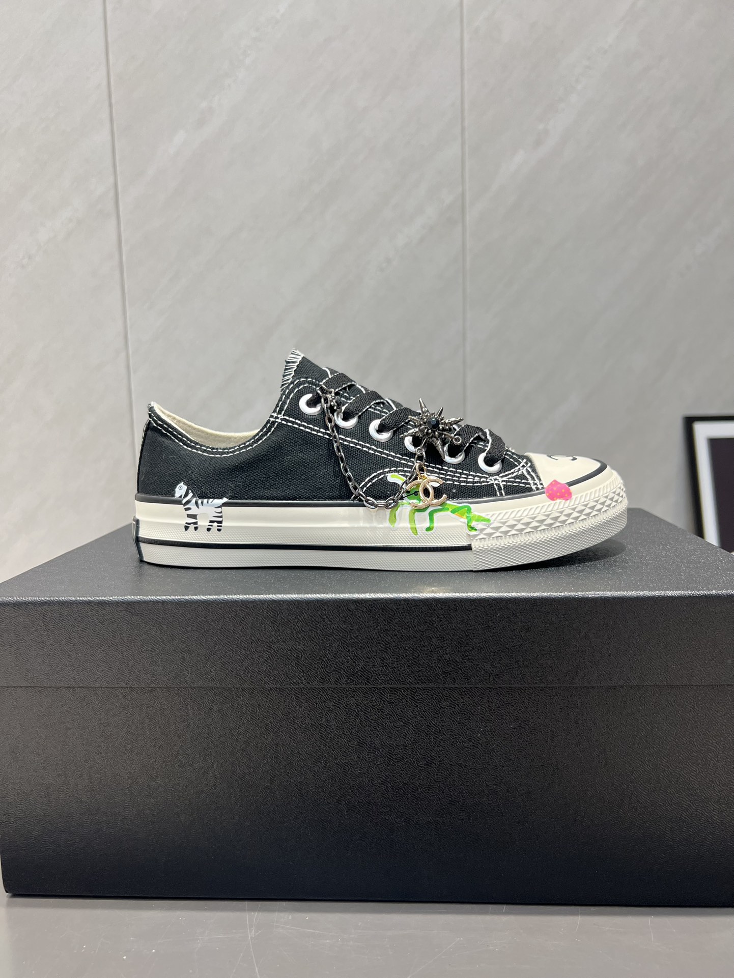 CHANEL 샤넬 체인 프린팅 로우탑 스니커즈 신발