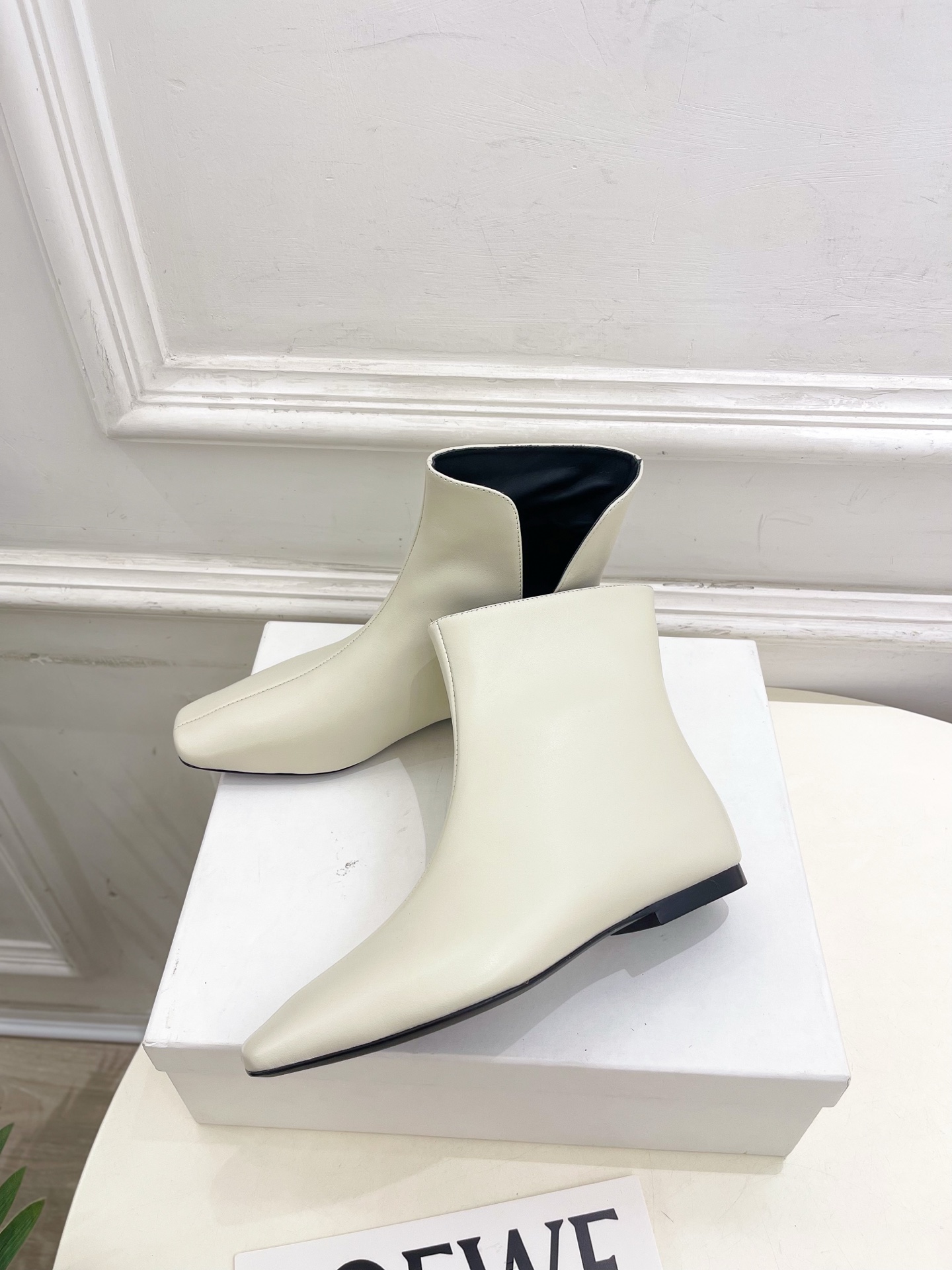 The Row 더 로우 V컷 스퀘어토 플랫 부츠 신발