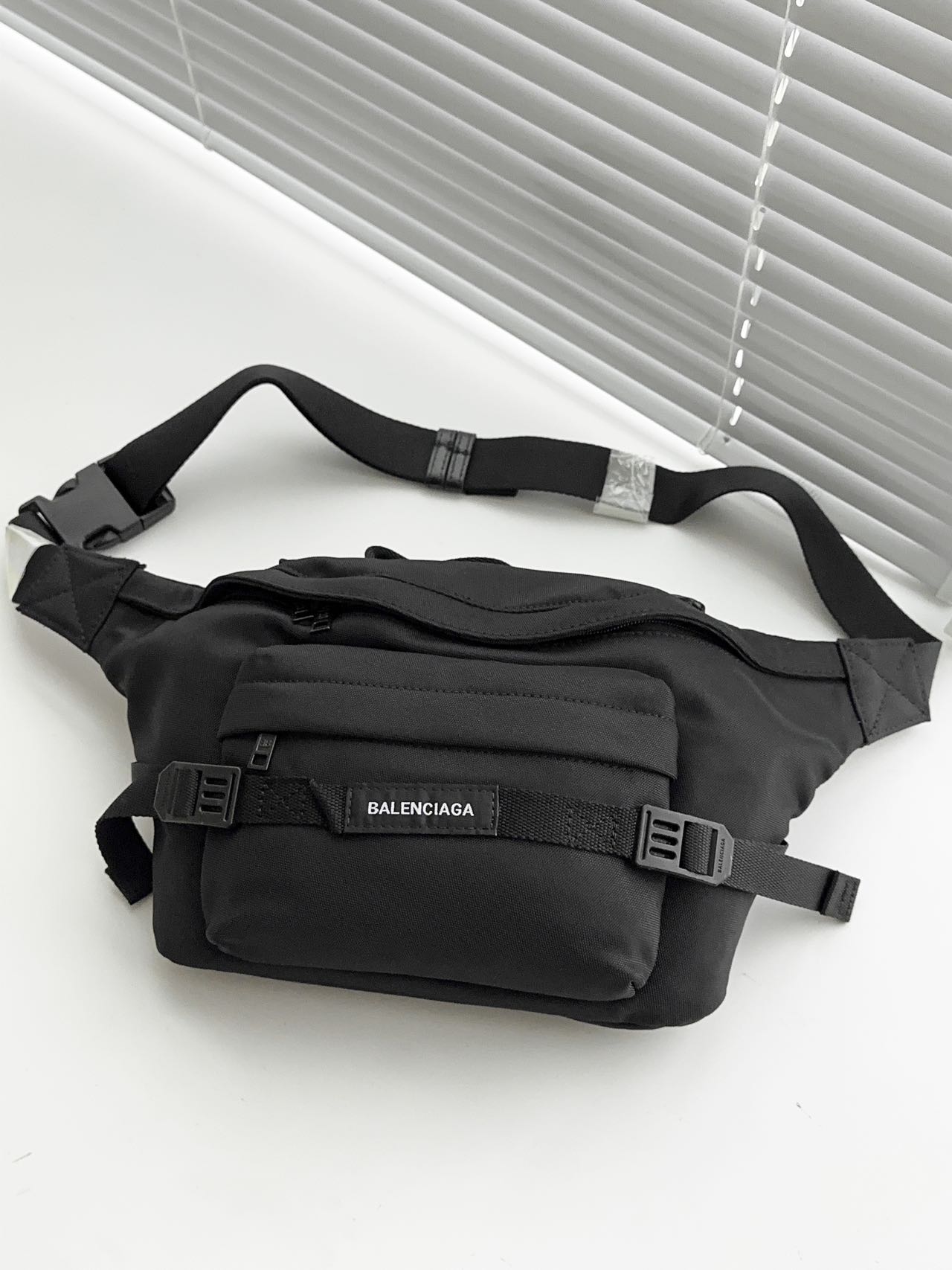 Balenciaga 발렌시아가 3.6 웨이스트백 힙색 가방