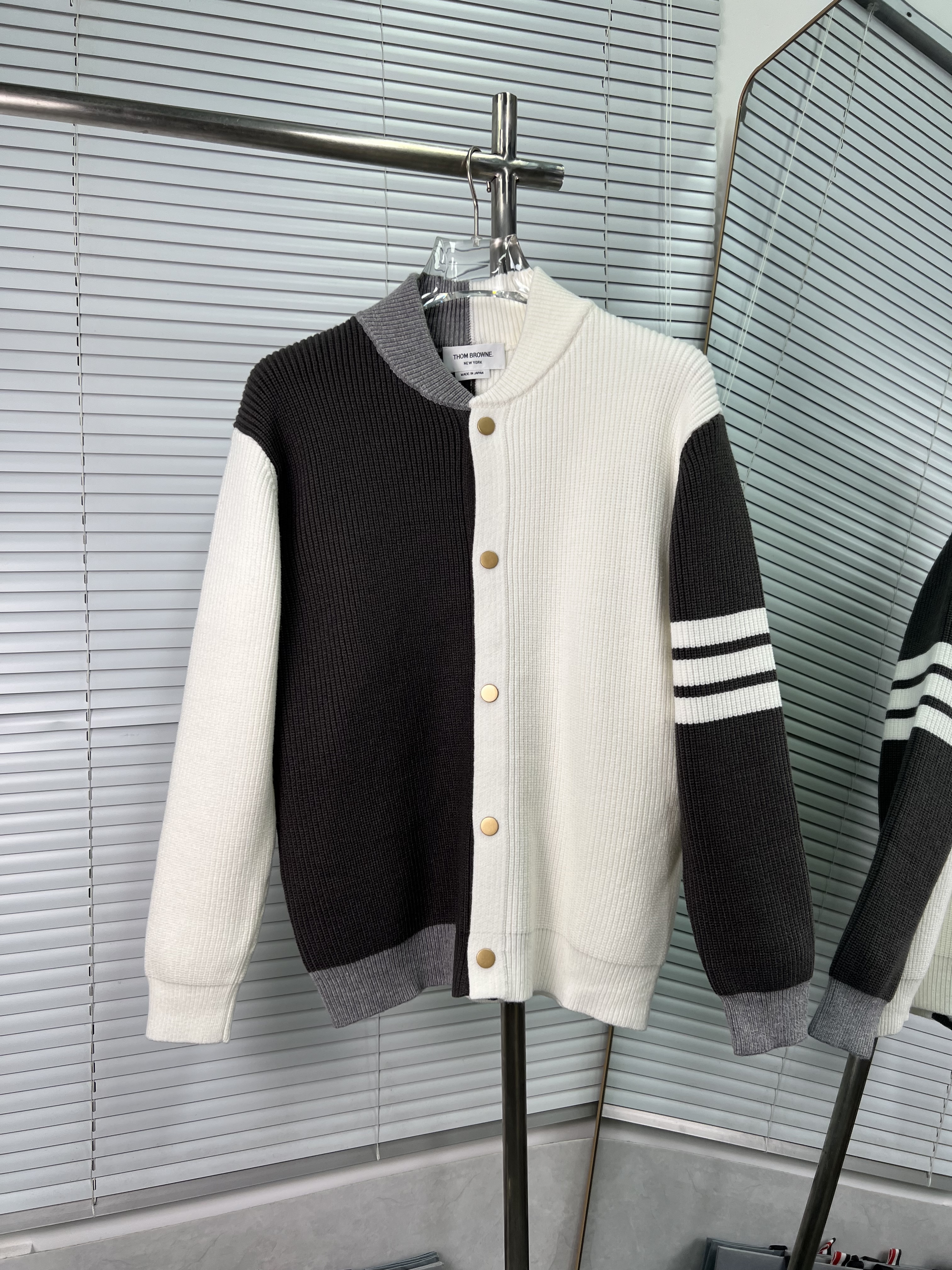 THOM BROWNE 톰브라운 배색 울 가디건 의류