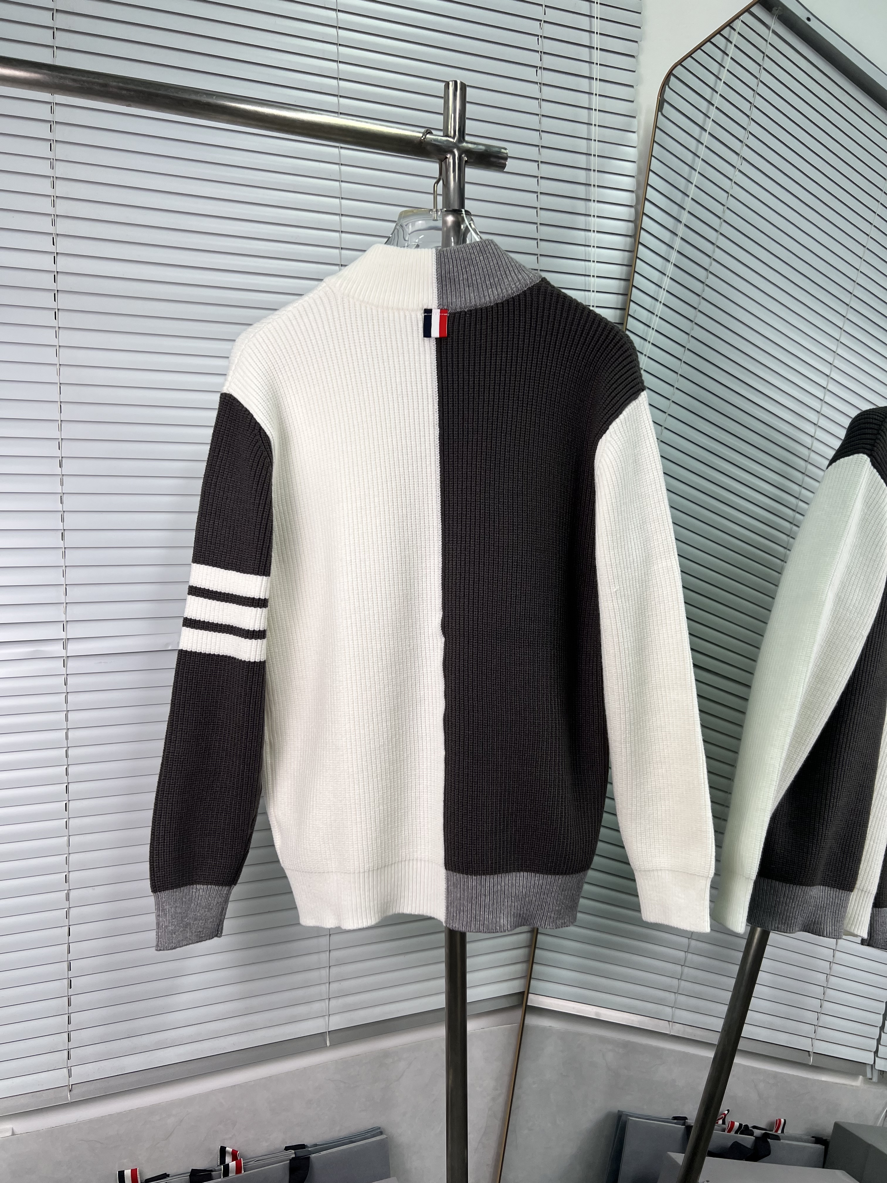 THOM BROWNE 톰브라운 배색 울 가디건 의류