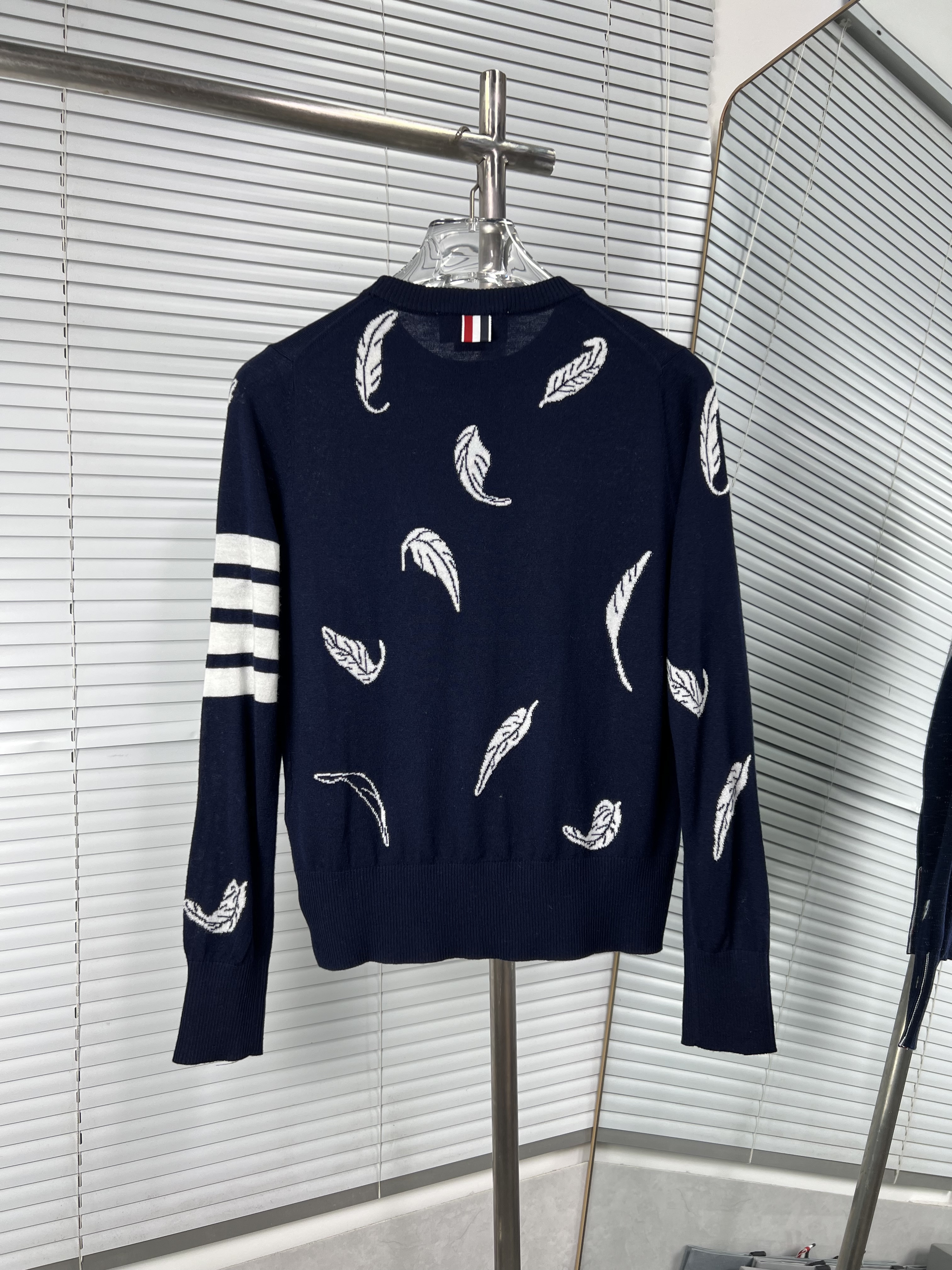 Thom Browne 톰브라운 신상 깃털 자수 울 니트 의류