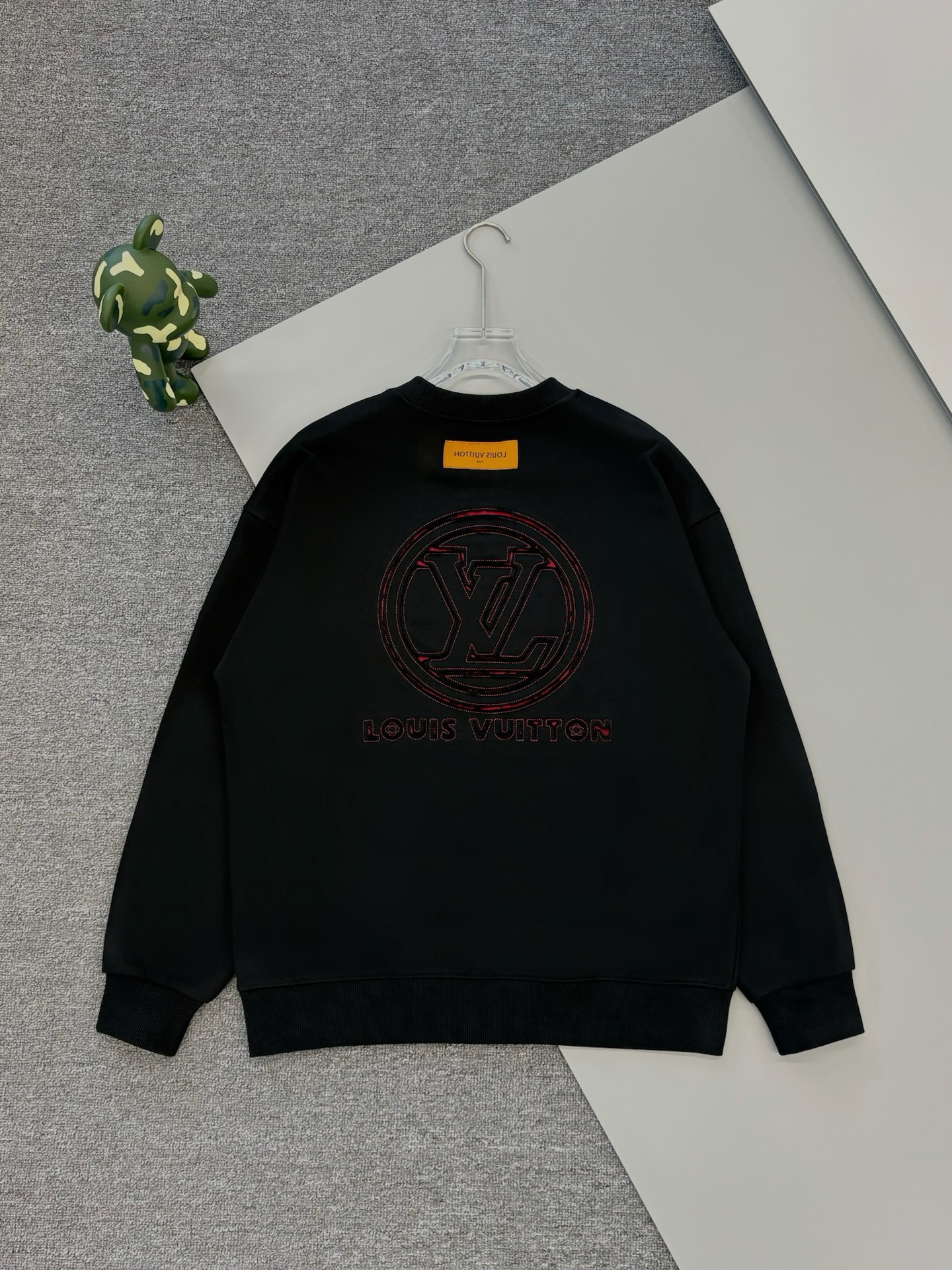 루이비통 LV 전후면 컷팅·버닝 자수 맨투맨 의류