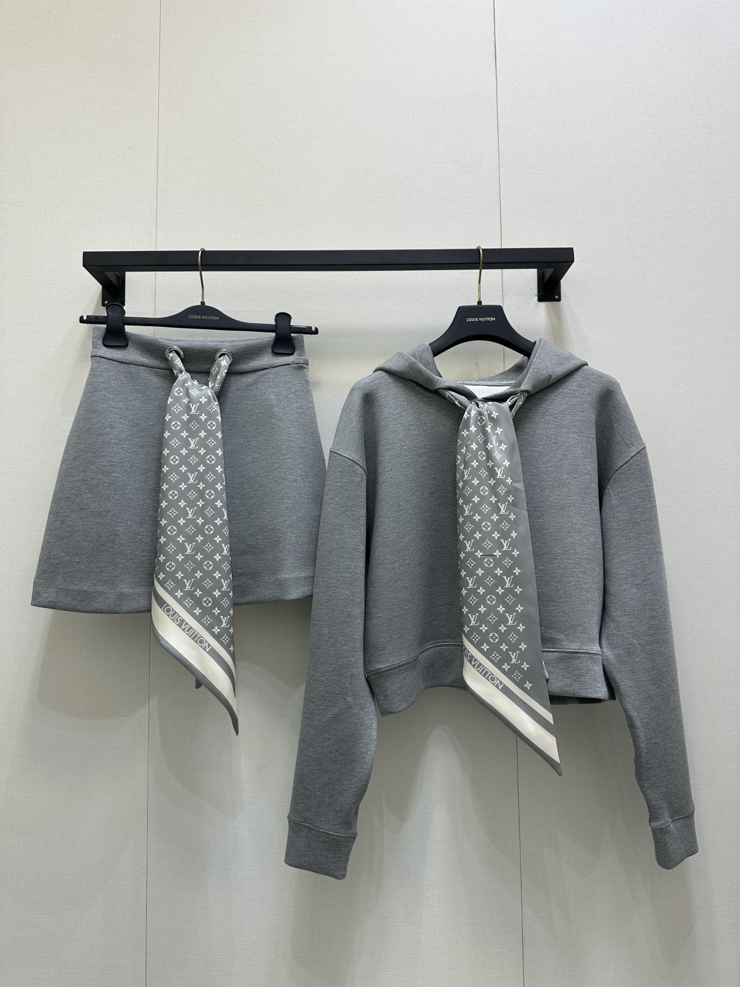 LV 루이비통 후드 티셔츠 상의 + 스커트 치마 세트 의류