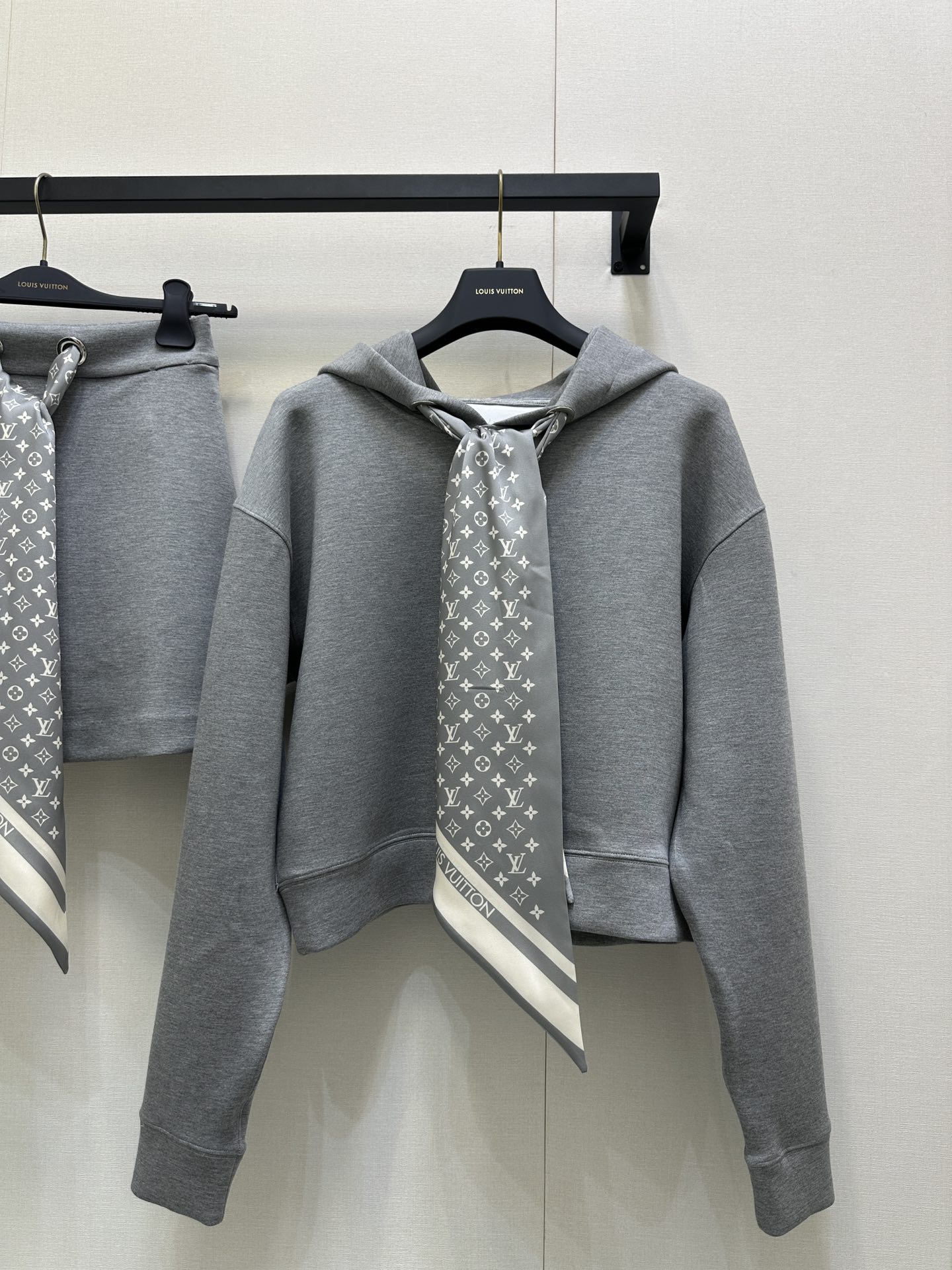 LV 루이비통 후드 티셔츠 상의 + 스커트 치마 세트 의류