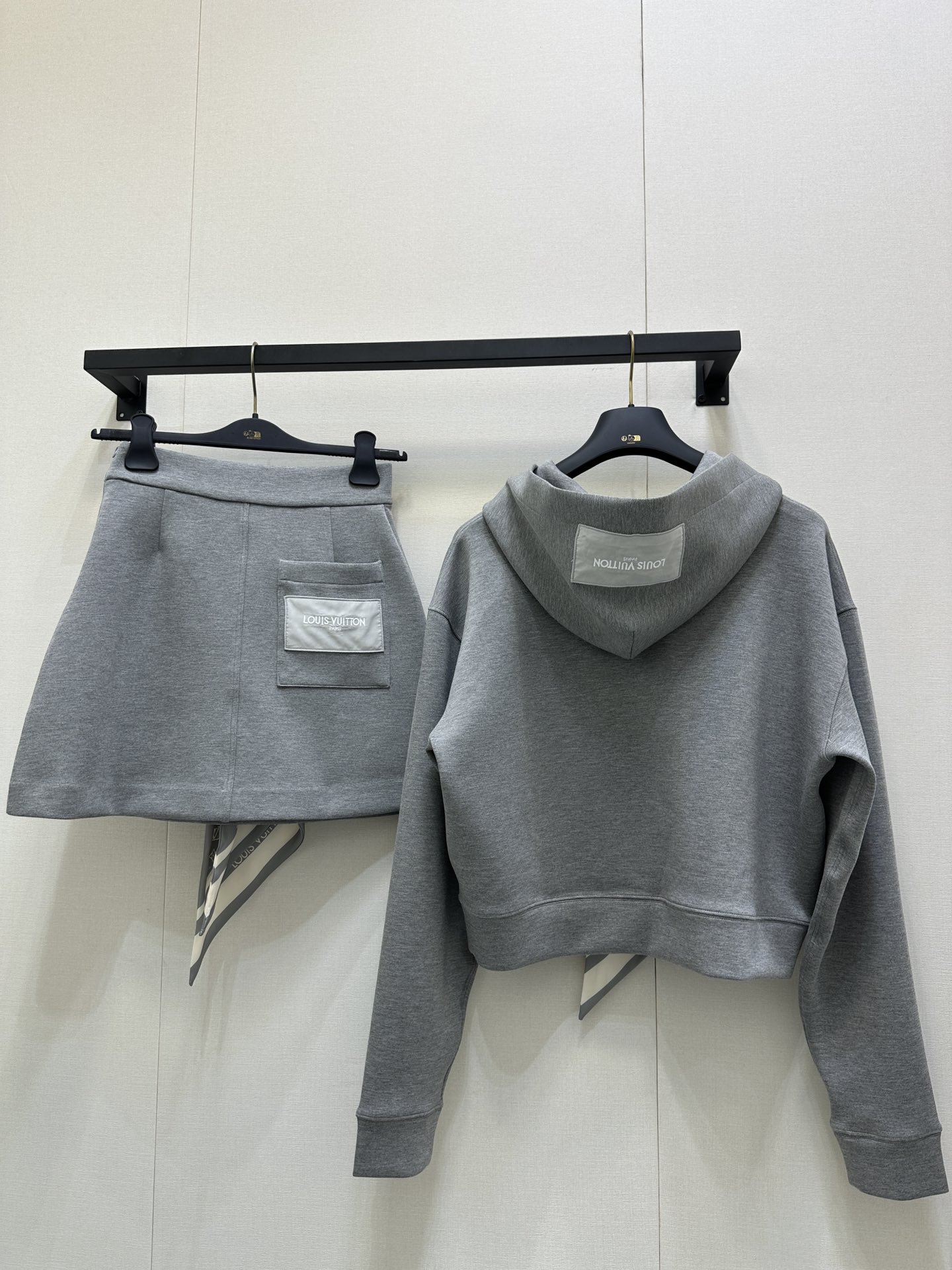LV 루이비통 후드 티셔츠 상의 + 스커트 치마 세트 의류