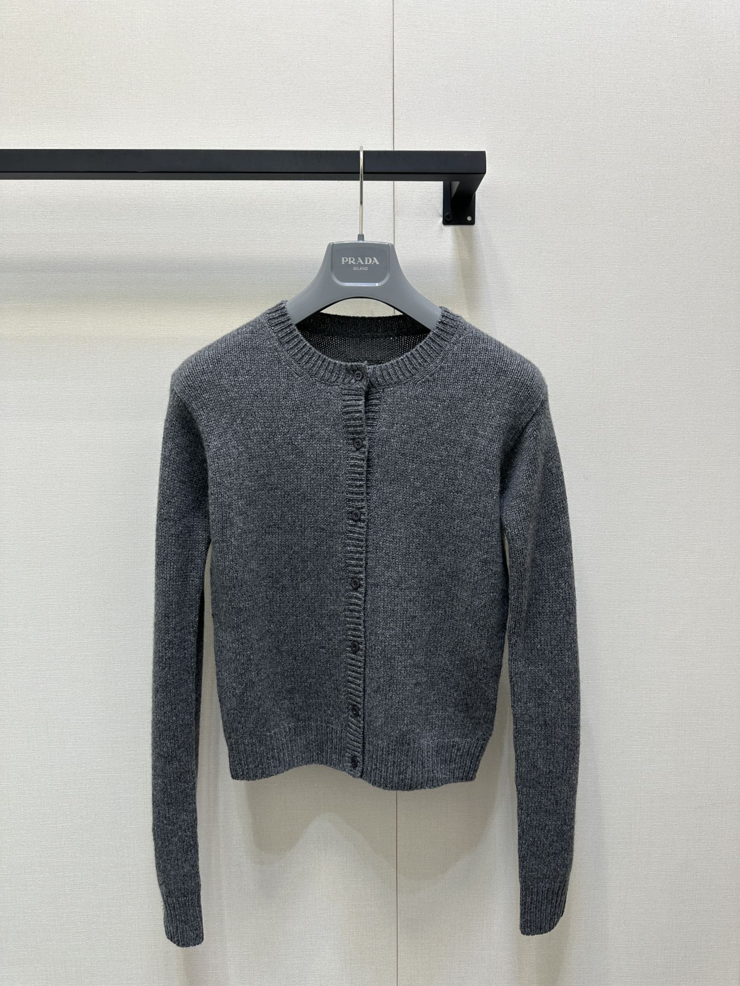 Prara 프라다 버튼 로고 울 가디건 의류