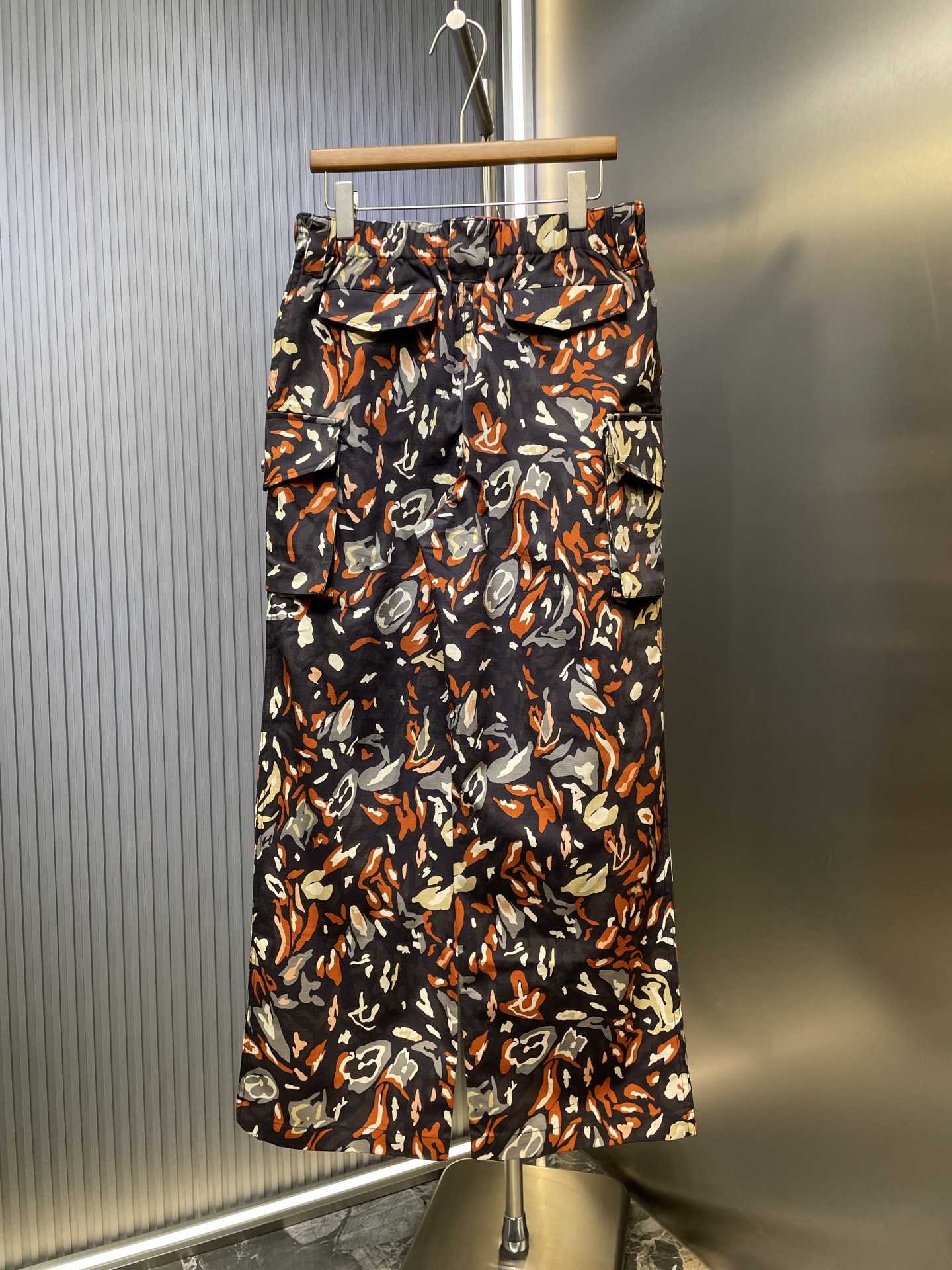 LV 루이비통 Nigo × Pharrell 콜라보 카모 공장 스타일 팬츠 바지 의류