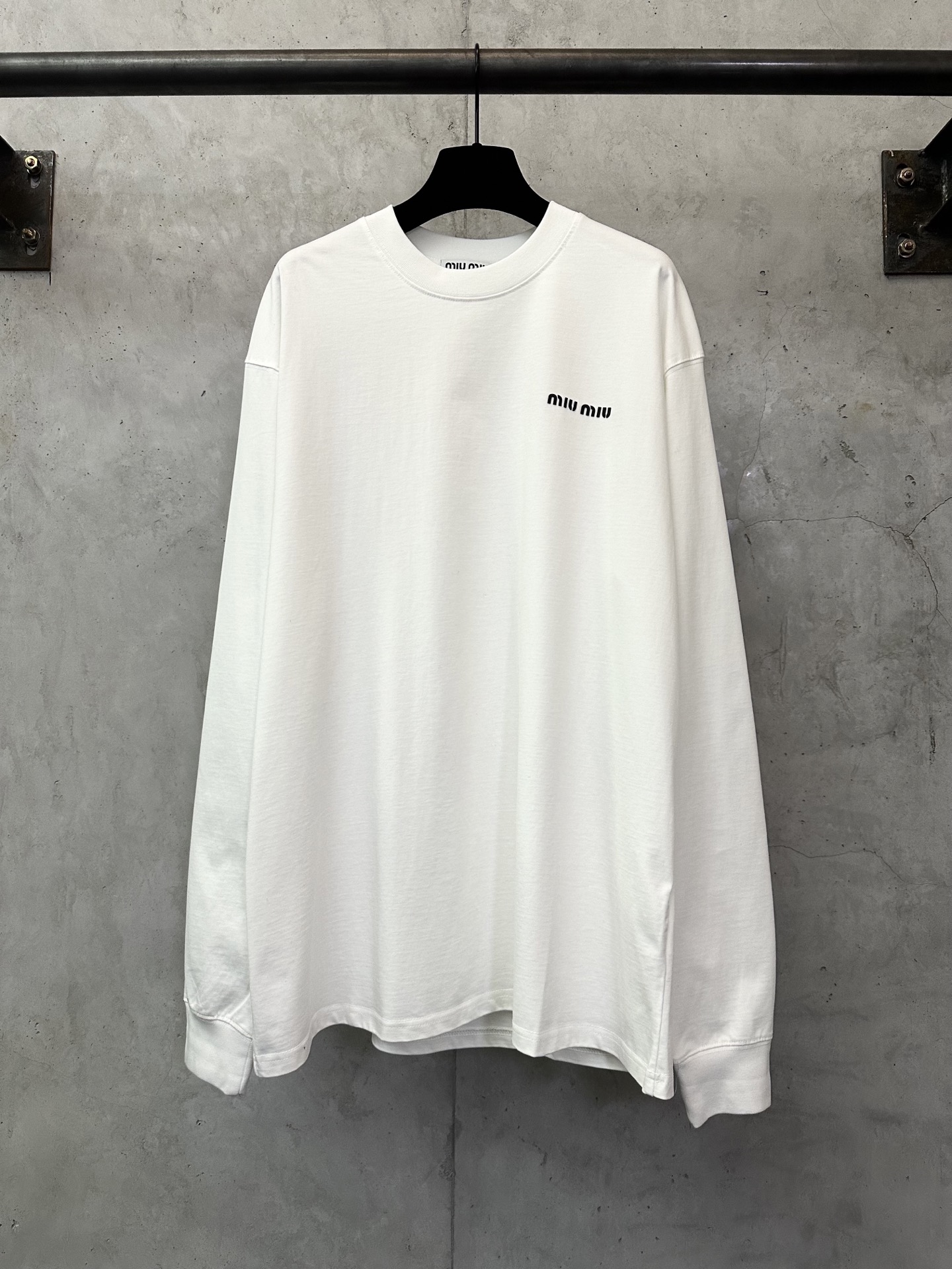 miumiu 미우미우 클래식 로고 프린트 긴팔 티셔츠 의류