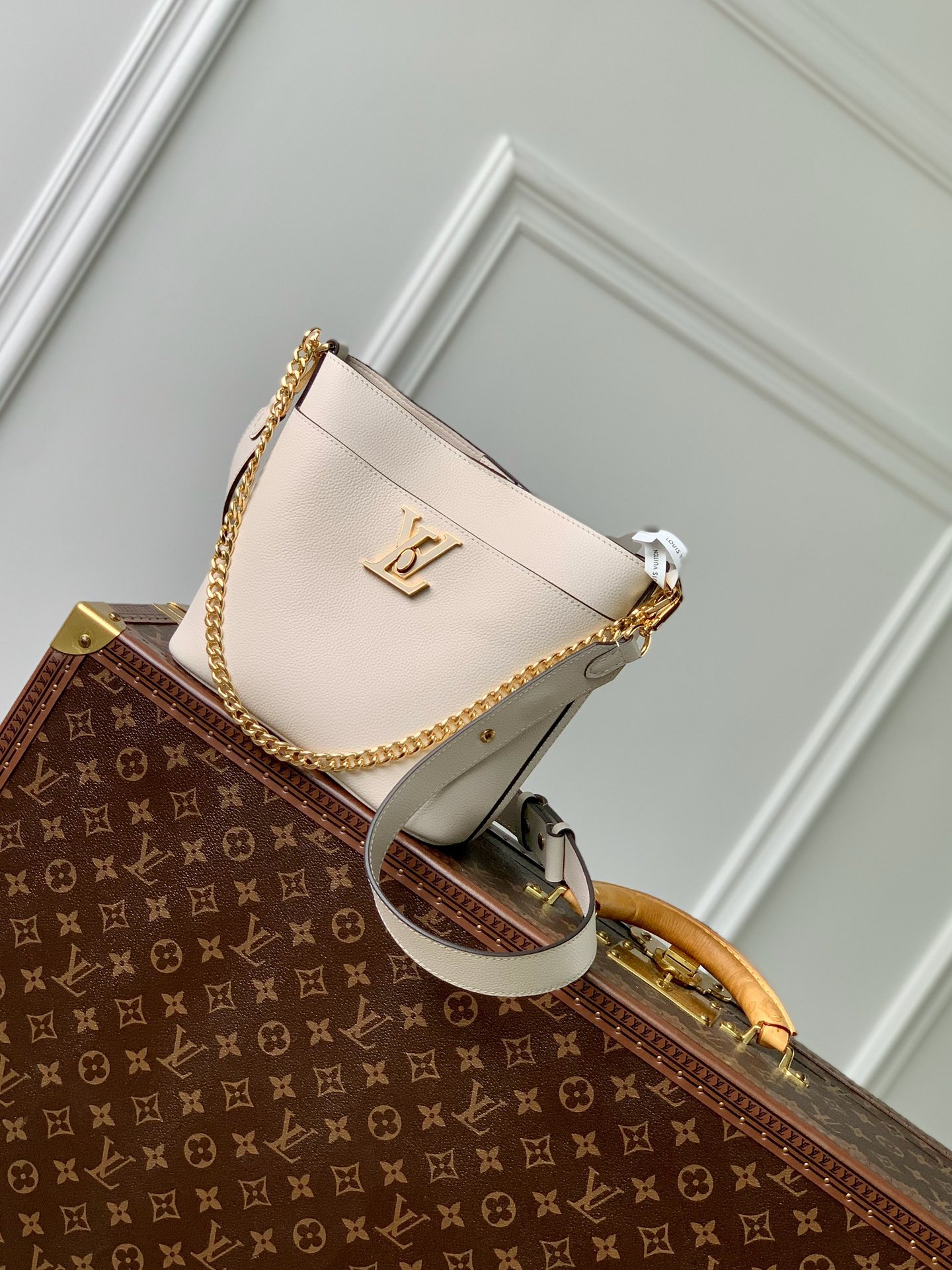 LV 루이비통 M24638 Lock and Walk 버킷백 가방