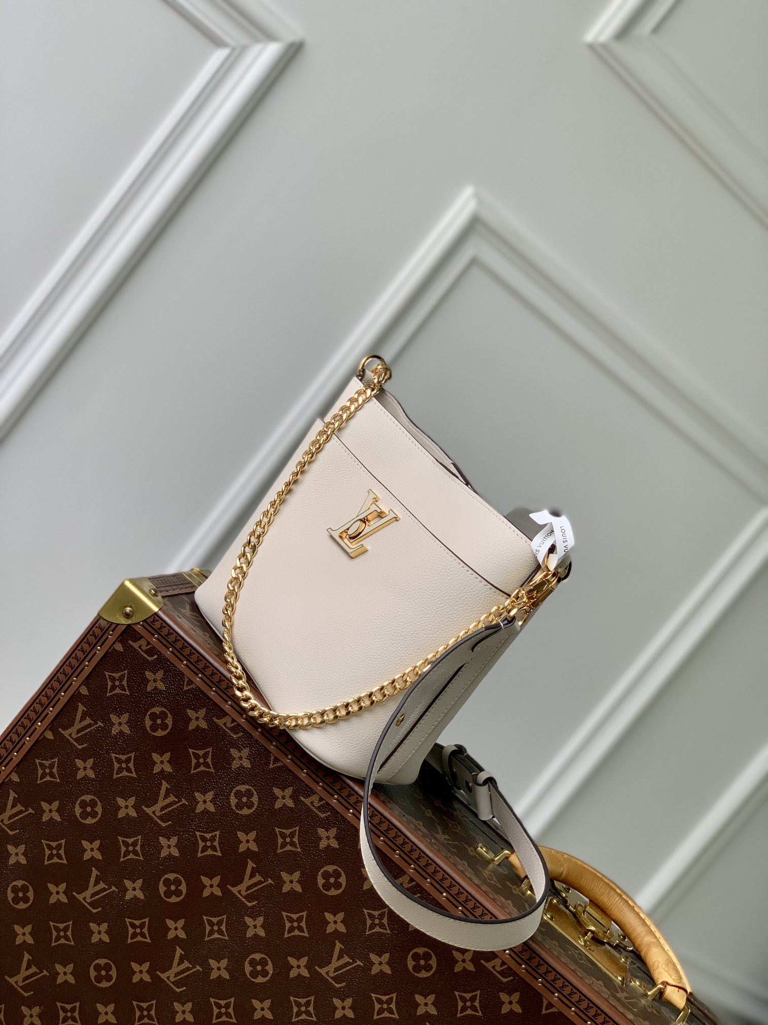LV 루이비통 M24638 Lock and Walk 버킷백 가방