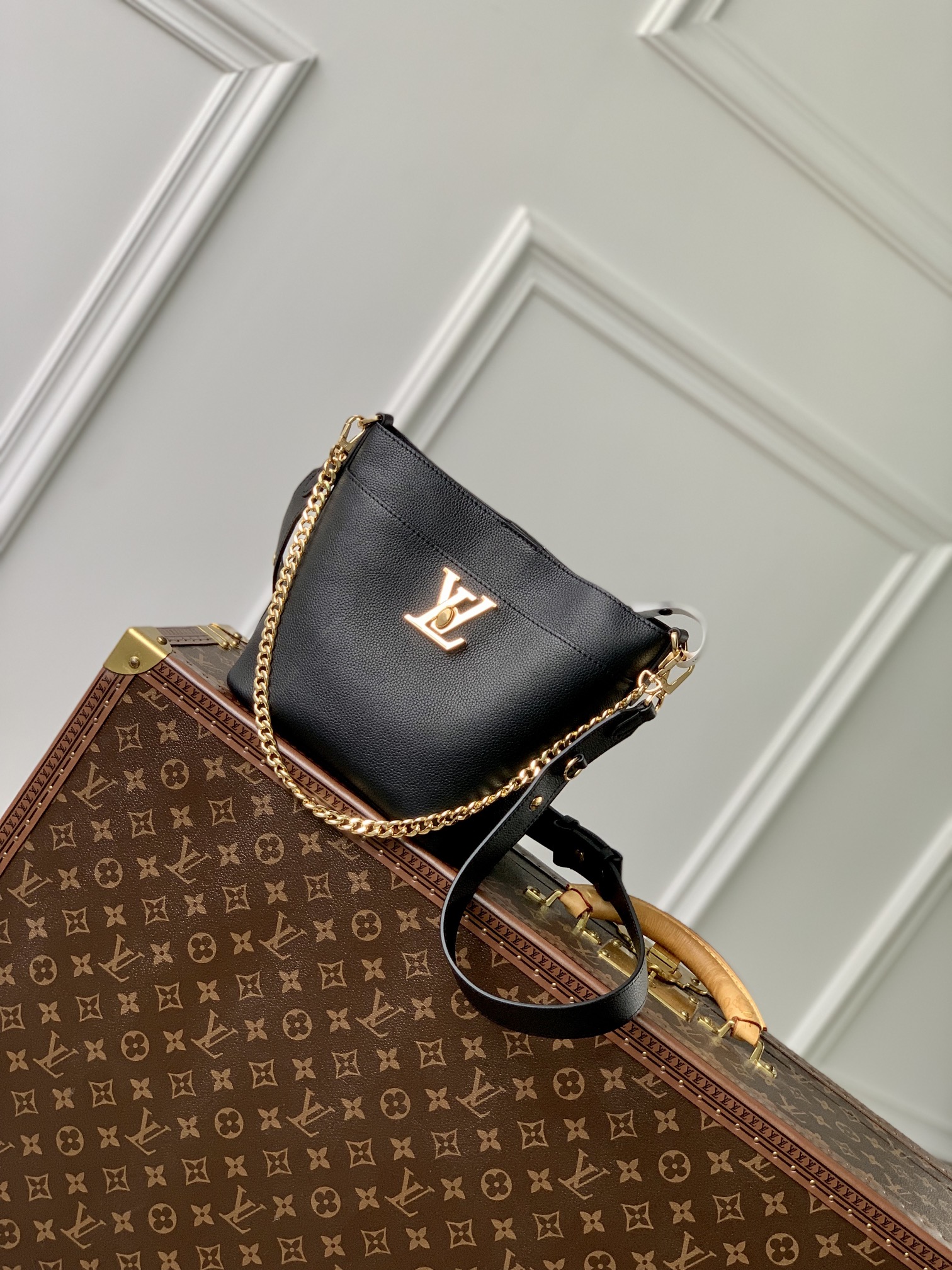 LV 루이비통 M24006 Lock and Walk 버킷백 블랙 가방
