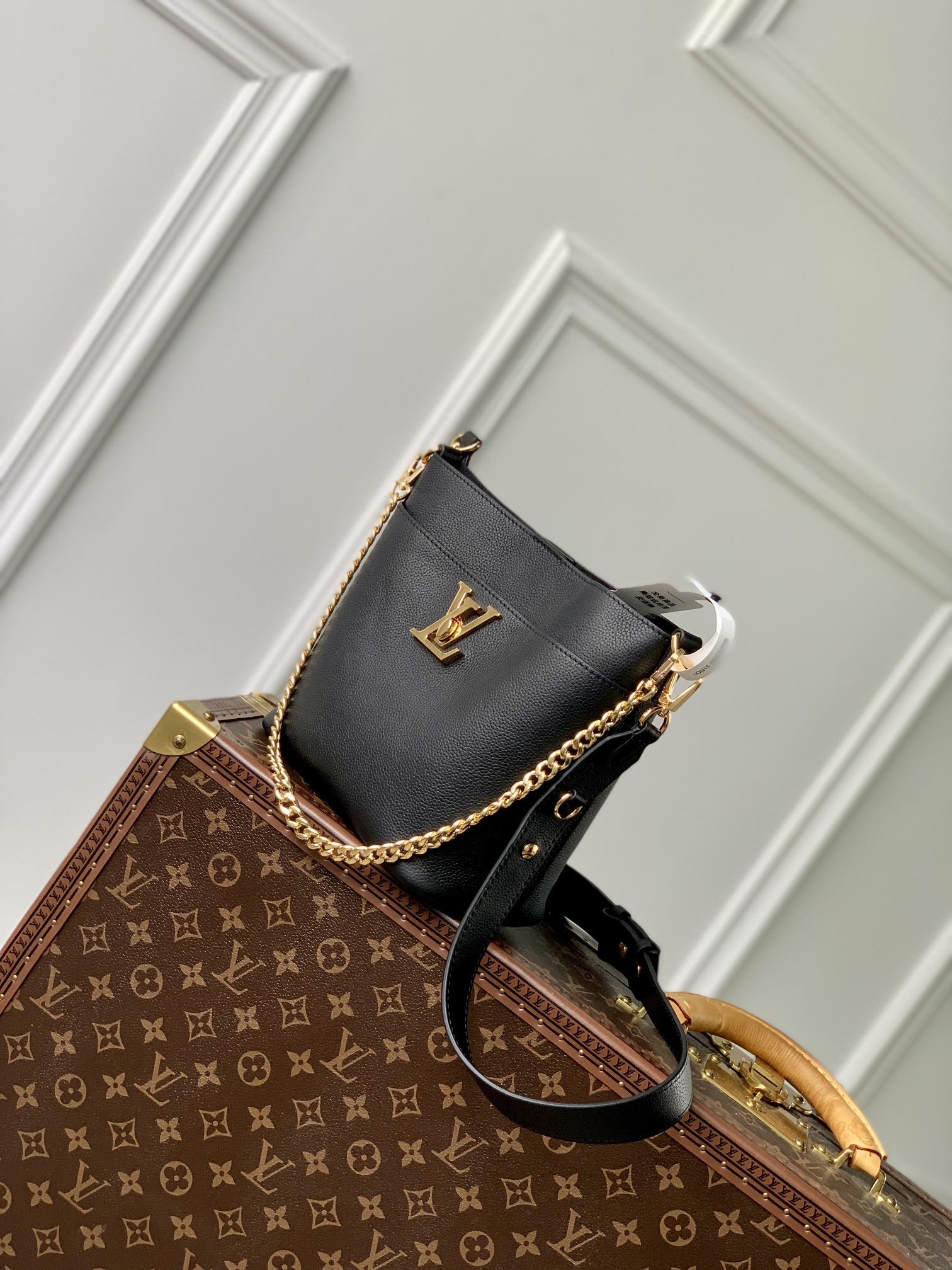 LV 루이비통 M24006 Lock and Walk 버킷백 블랙 가방