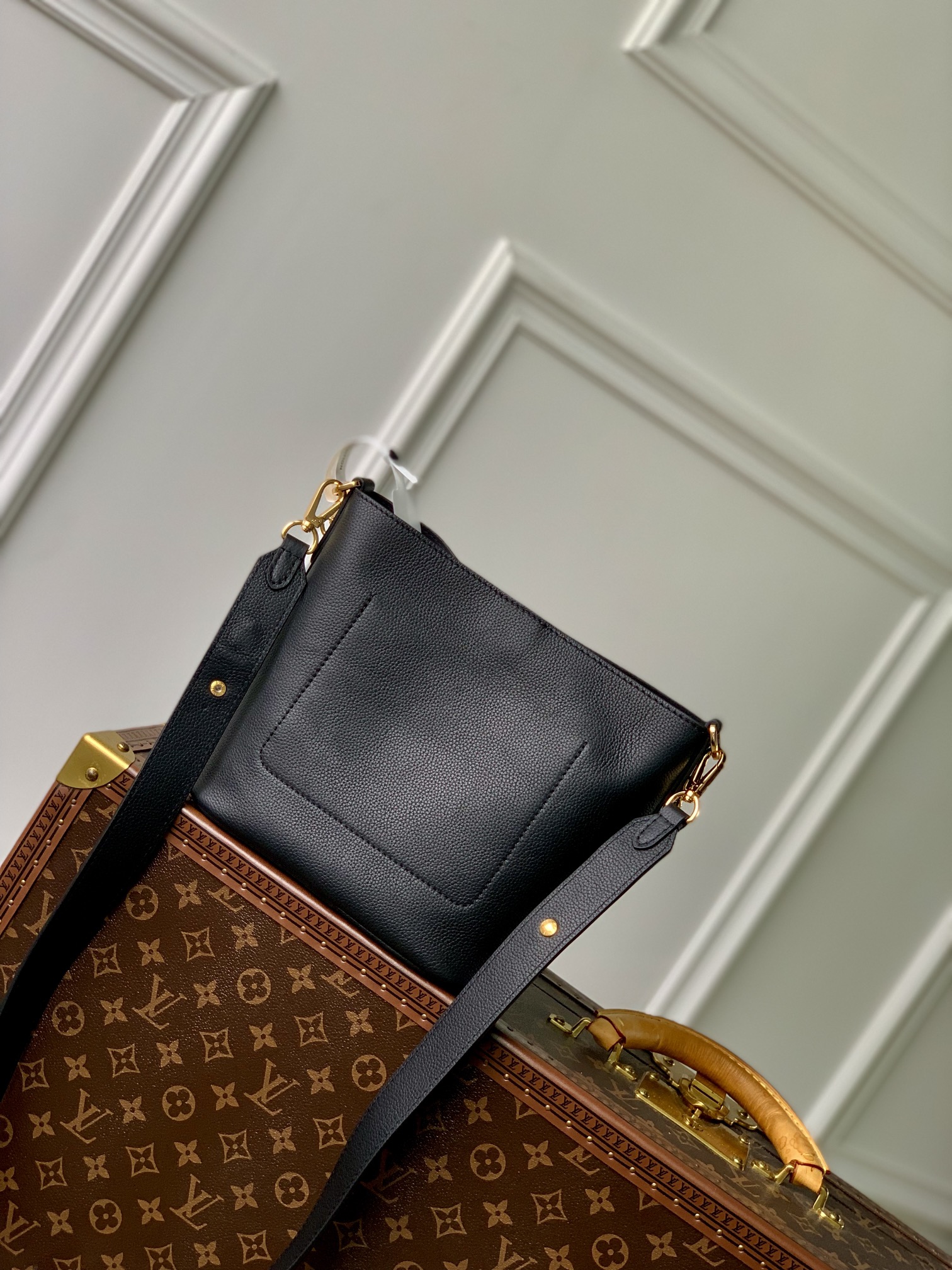 LV 루이비통 M24006 Lock and Walk 버킷백 블랙 가방