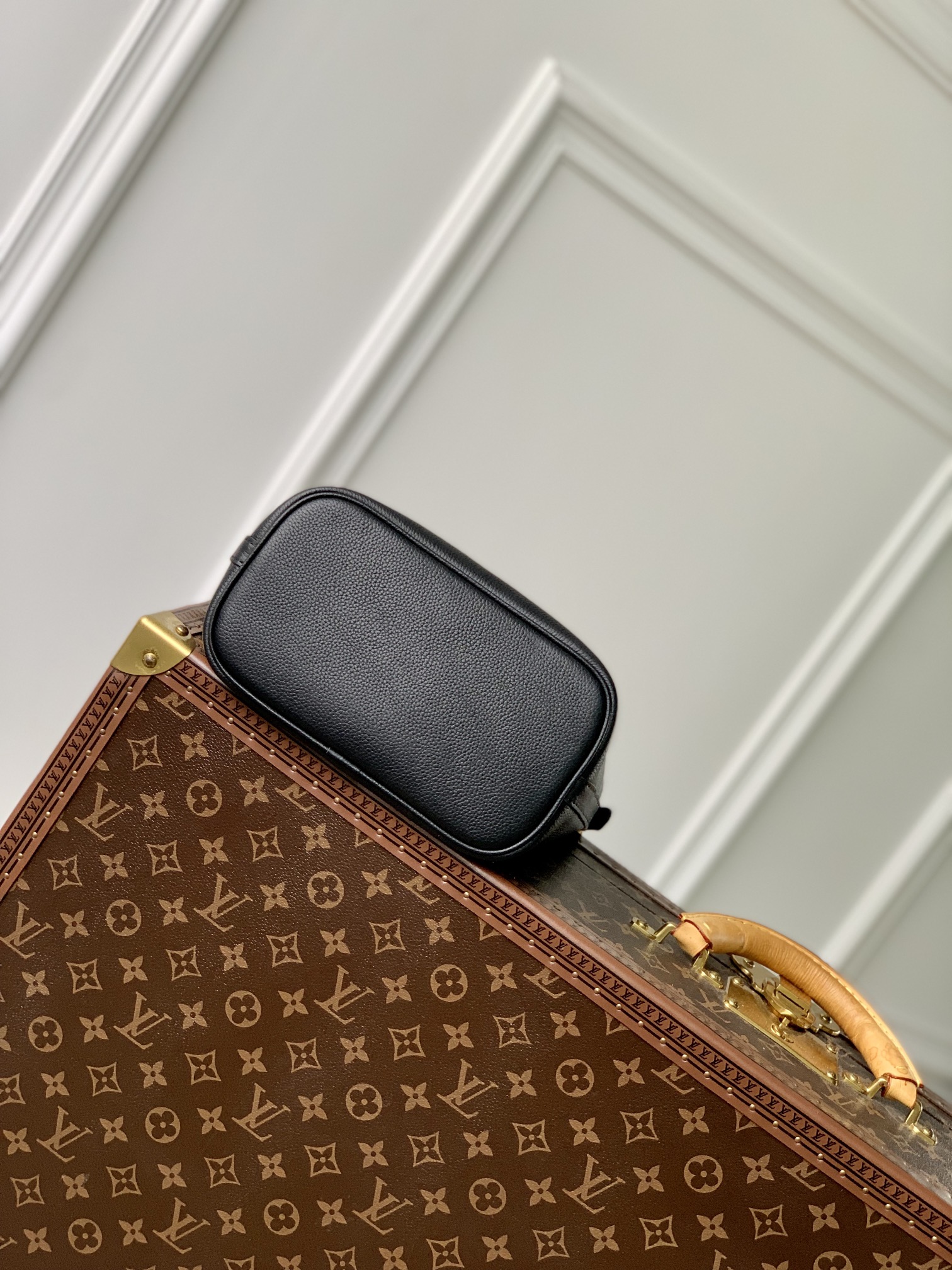 LV 루이비통 M24006 Lock and Walk 버킷백 블랙 가방