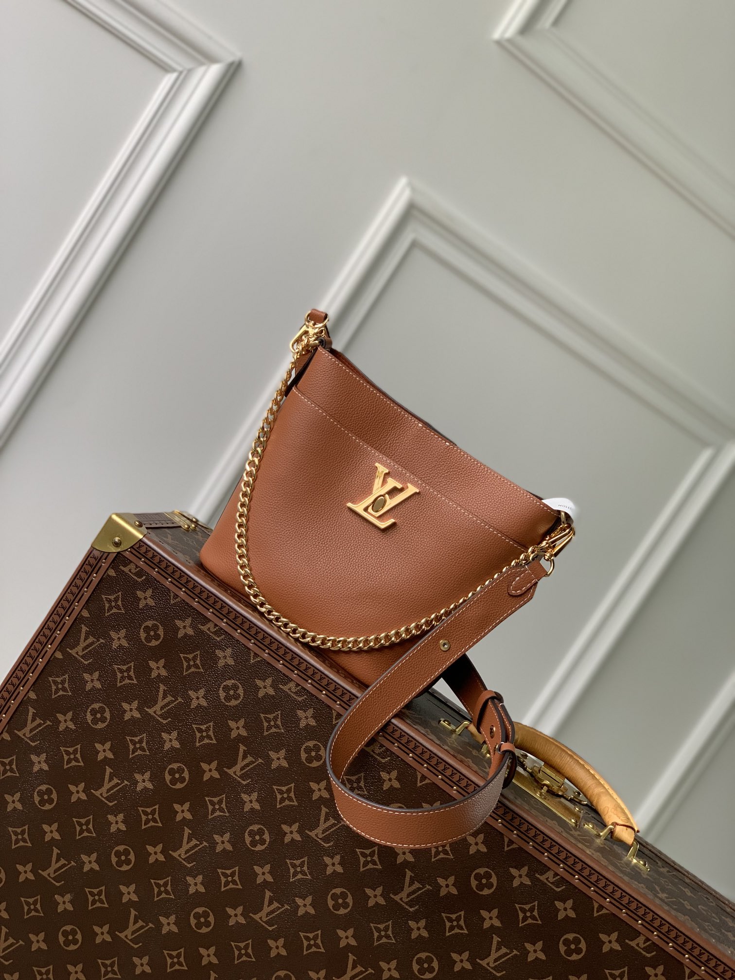 LV 루이비통 M24165 Lock and Walk 버킷백 가방
