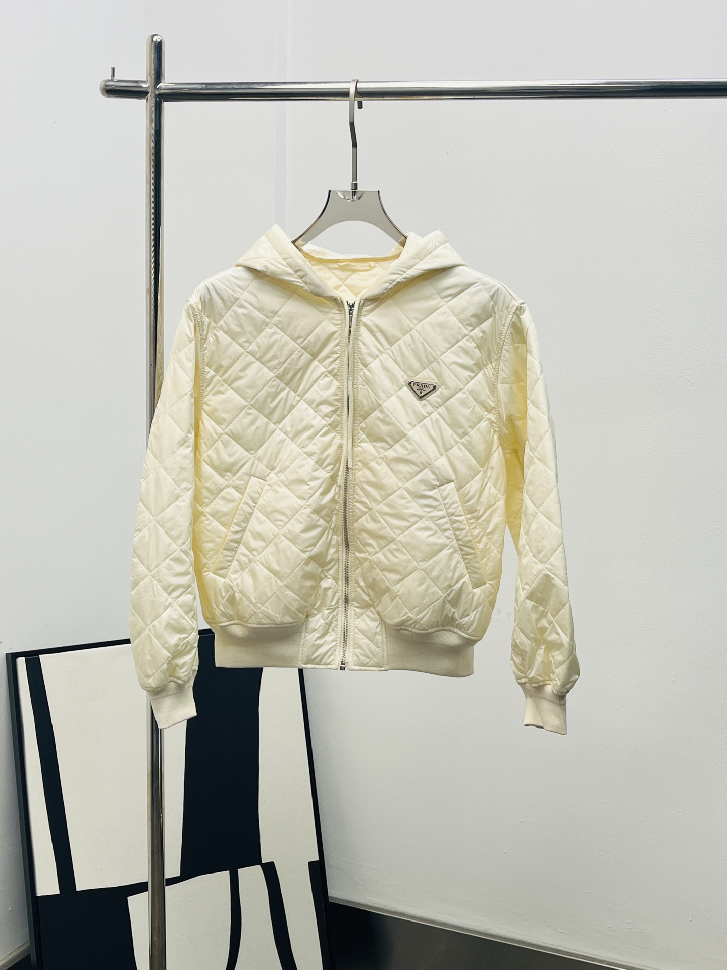 Prada 프라다 삼각 로고 퀼팅 후드 패딩 의류