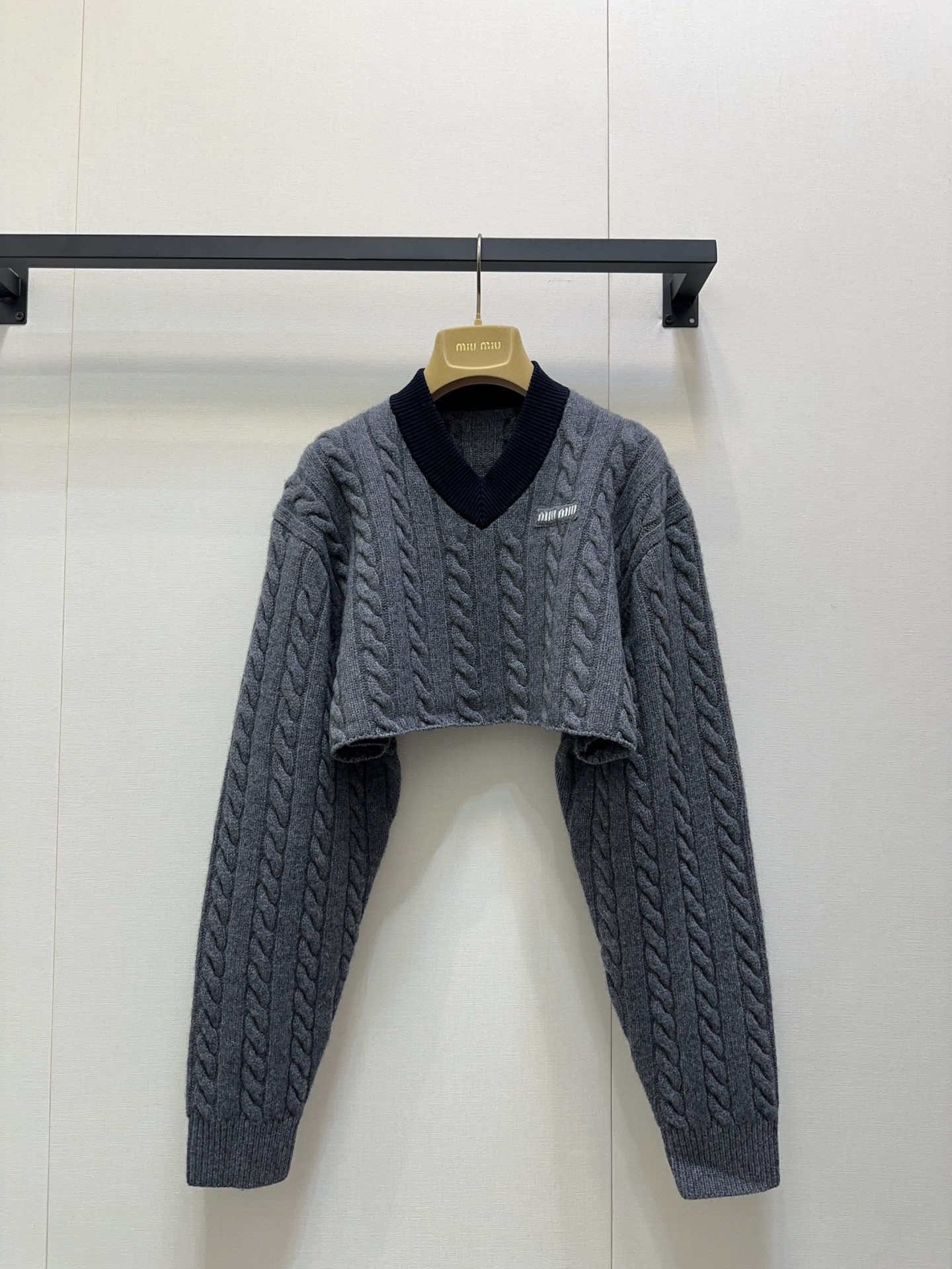 MiuMiu 미우미우 꽈배기 브이넥 크롭 니트 긴팔 의류