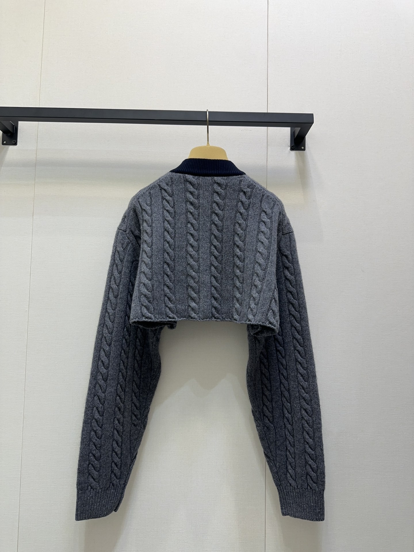 MiuMiu 미우미우 꽈배기 브이넥 크롭 니트 긴팔 의류