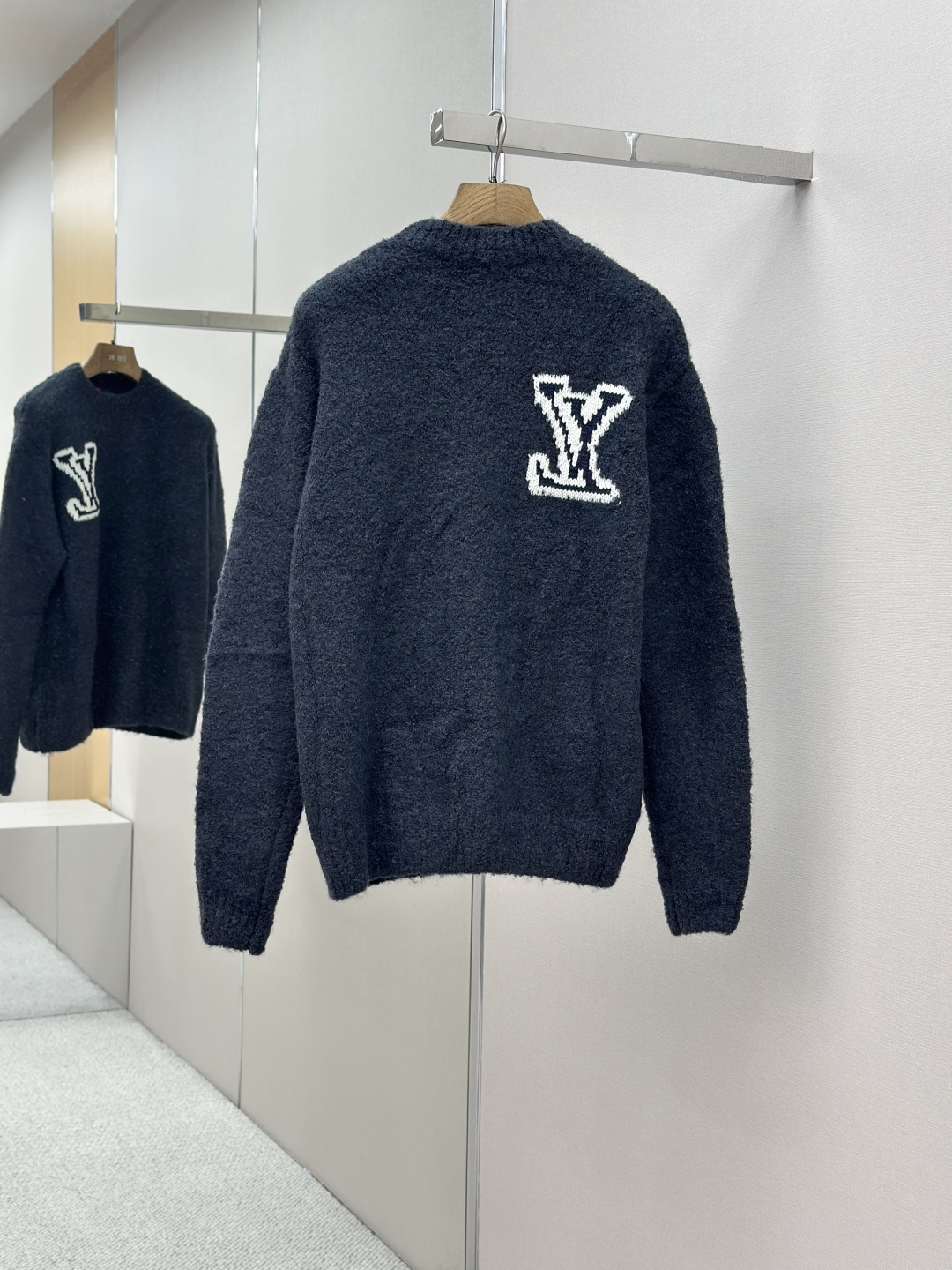 LV LOUIS VUITTON 루이비통 배색 로고 니트 의류