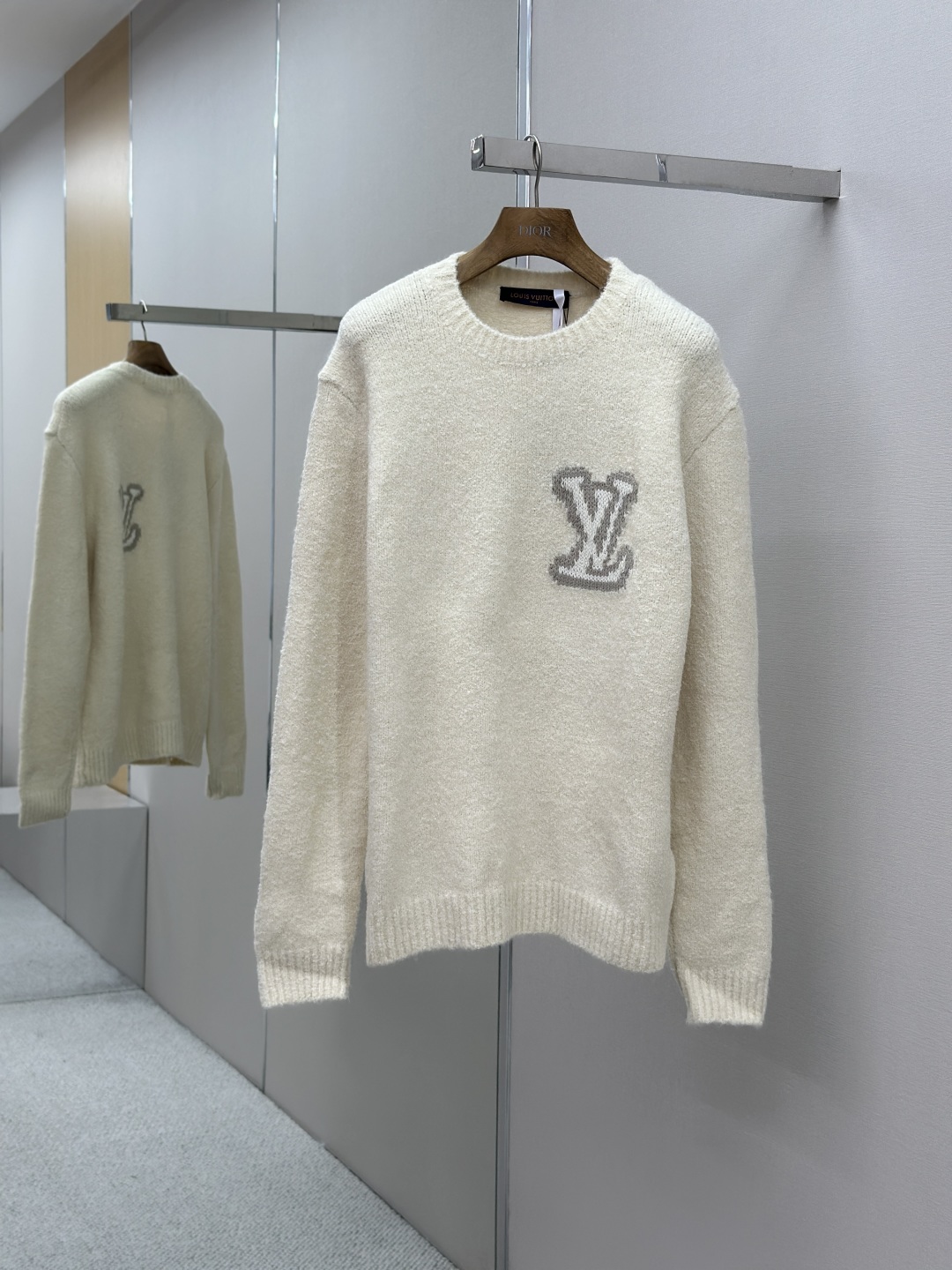 LV LOUIS VUITTON 루이비통 배색 로고 니트 의류