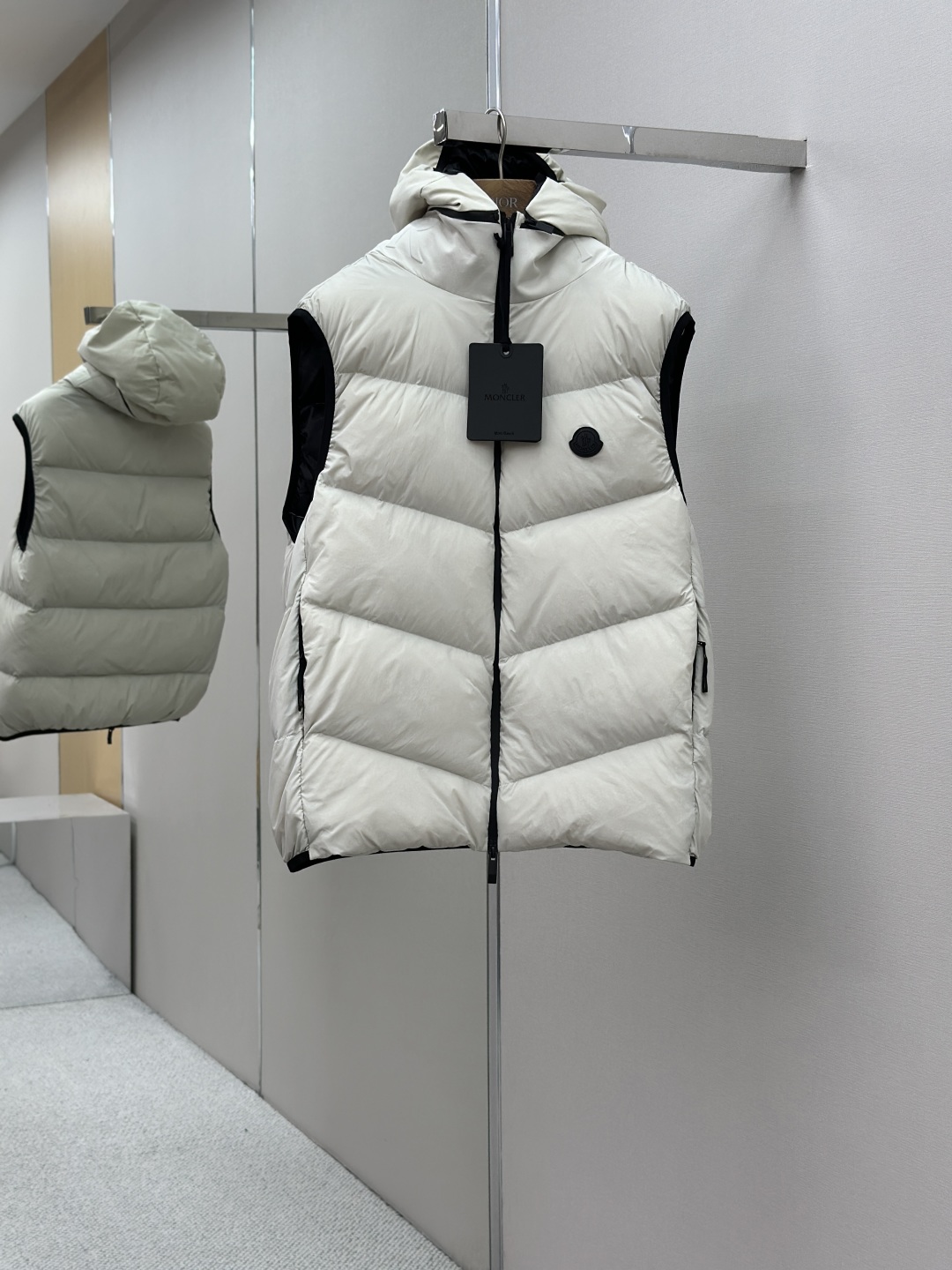MONCLER 몽클레어 몽클레르 장식 후드 다운 베스트 패딩 조끼 의류
