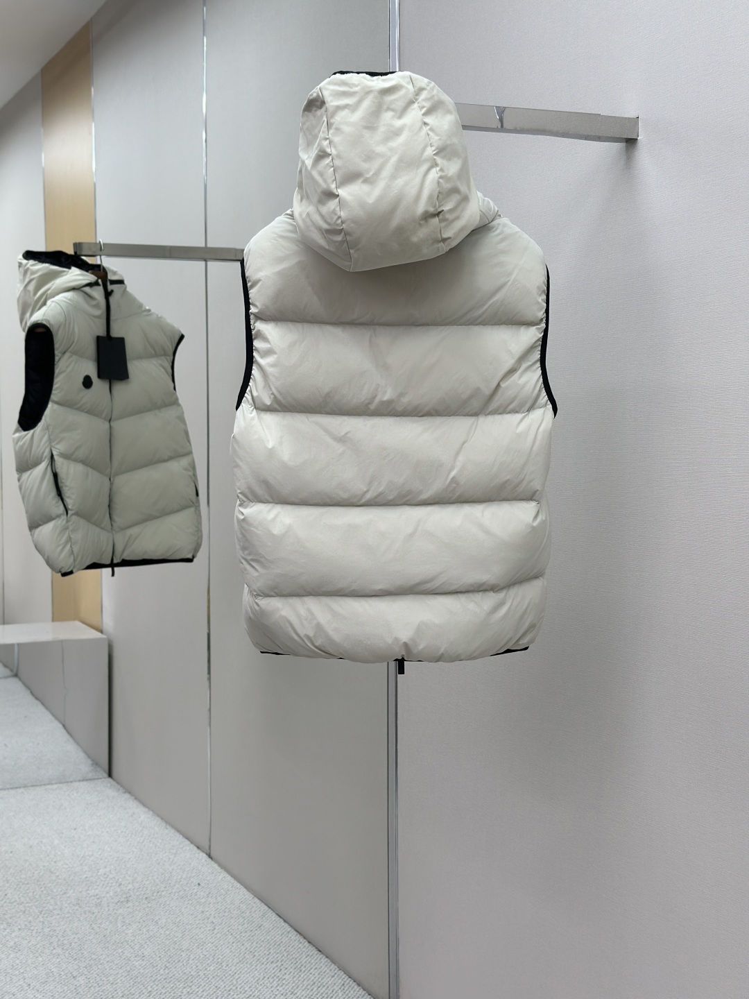 MONCLER 몽클레어 몽클레르 장식 후드 다운 베스트 패딩 조끼 의류