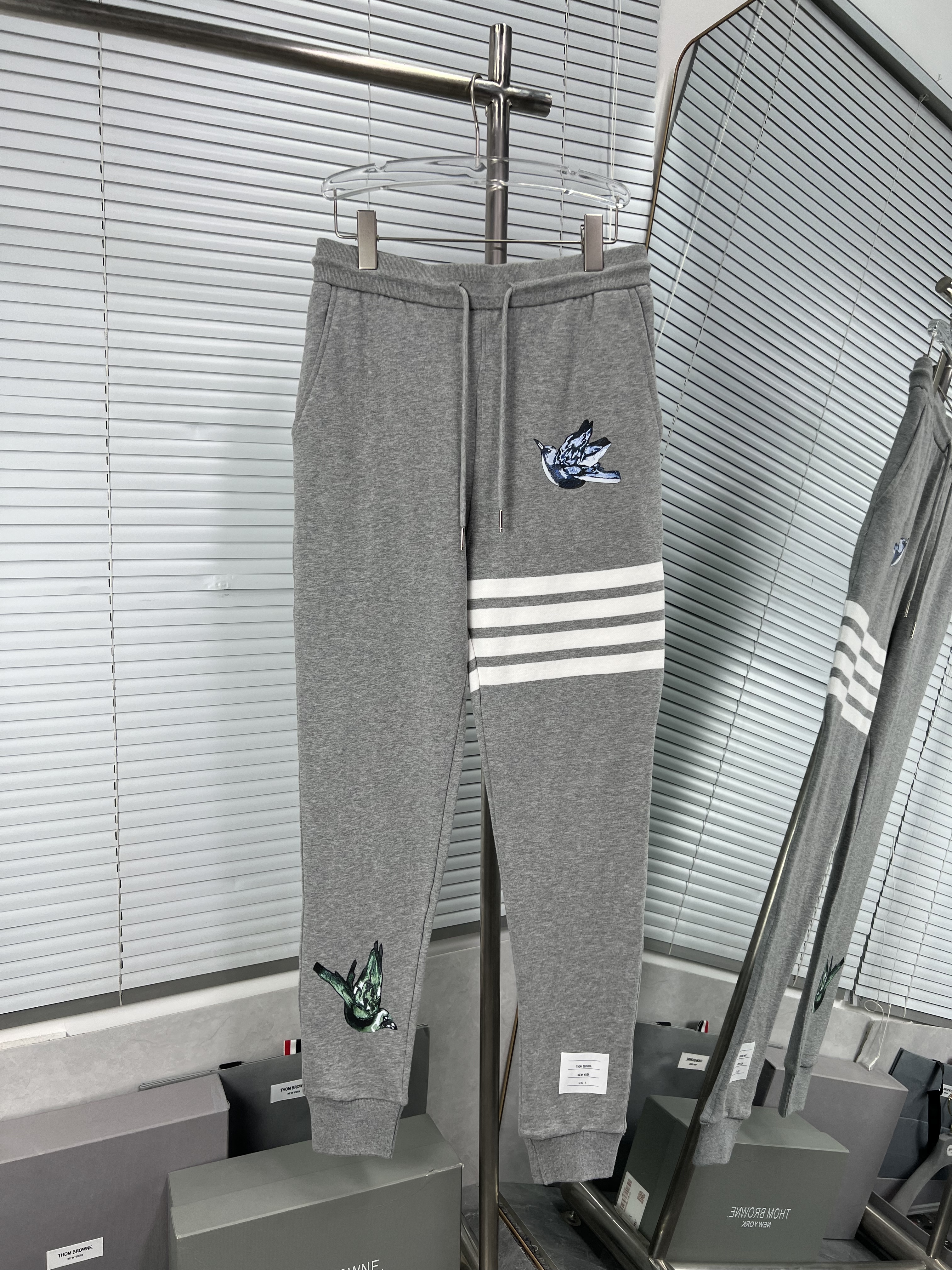 THOM BROWNE TB 톰브라운 자수 팬츠 바지 의류