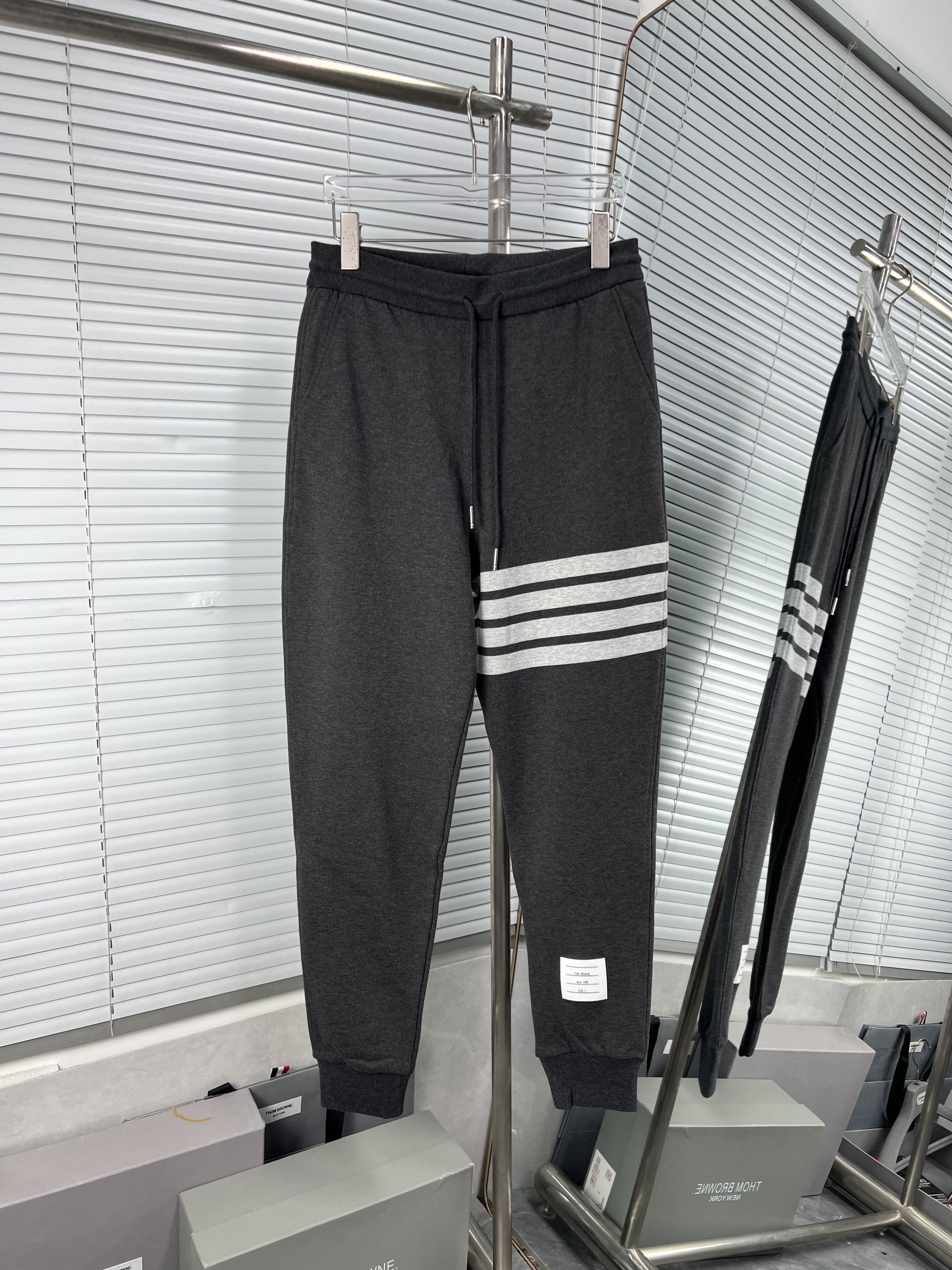 THOM BROWNE TB 톰브라운 4선 컬러 배색 면 팬츠 바지 의류